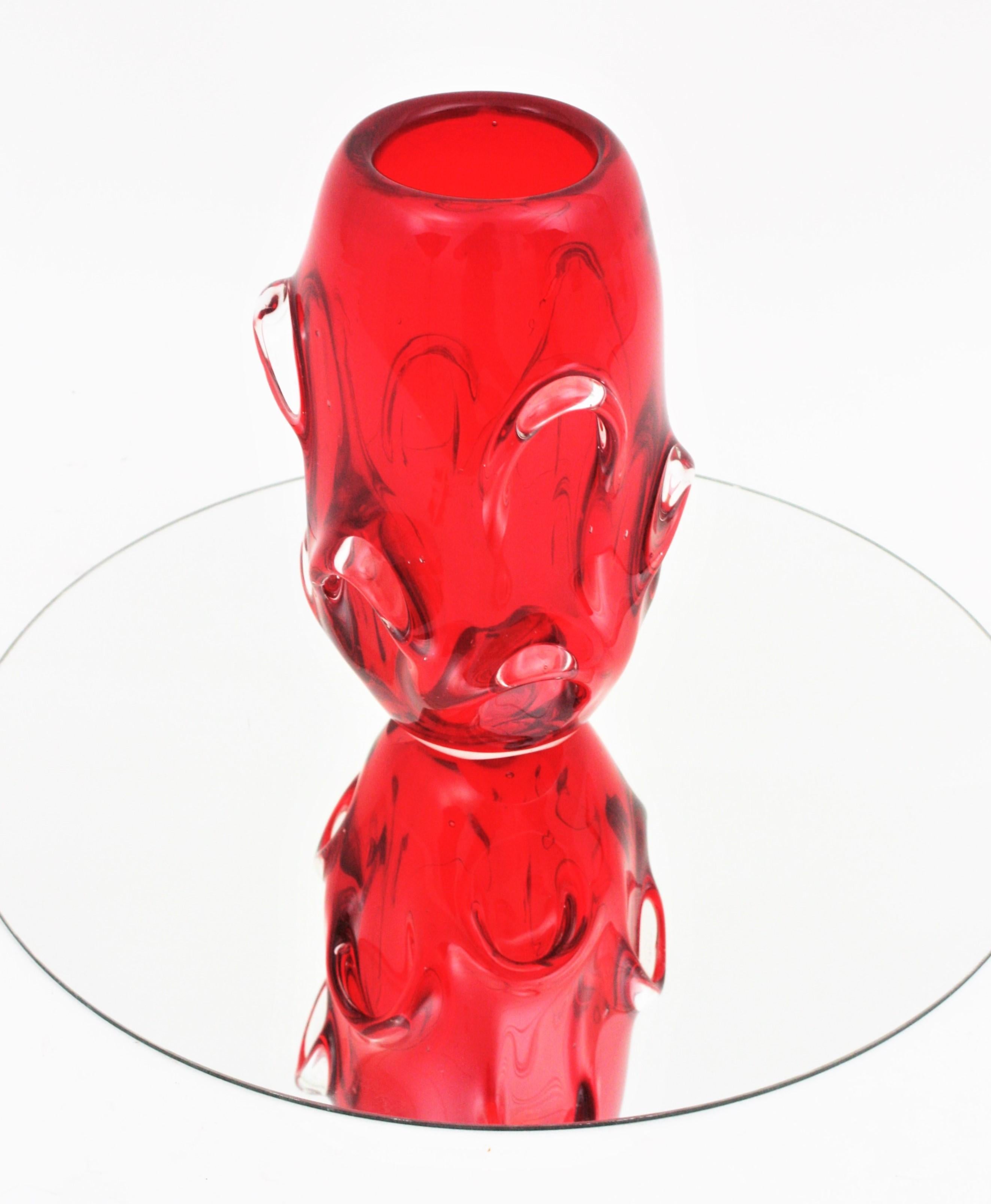 Mid-Century Modern Archimede Seguso Murano Sommerso Red Art Glass Vase with Pulled Details For Sale