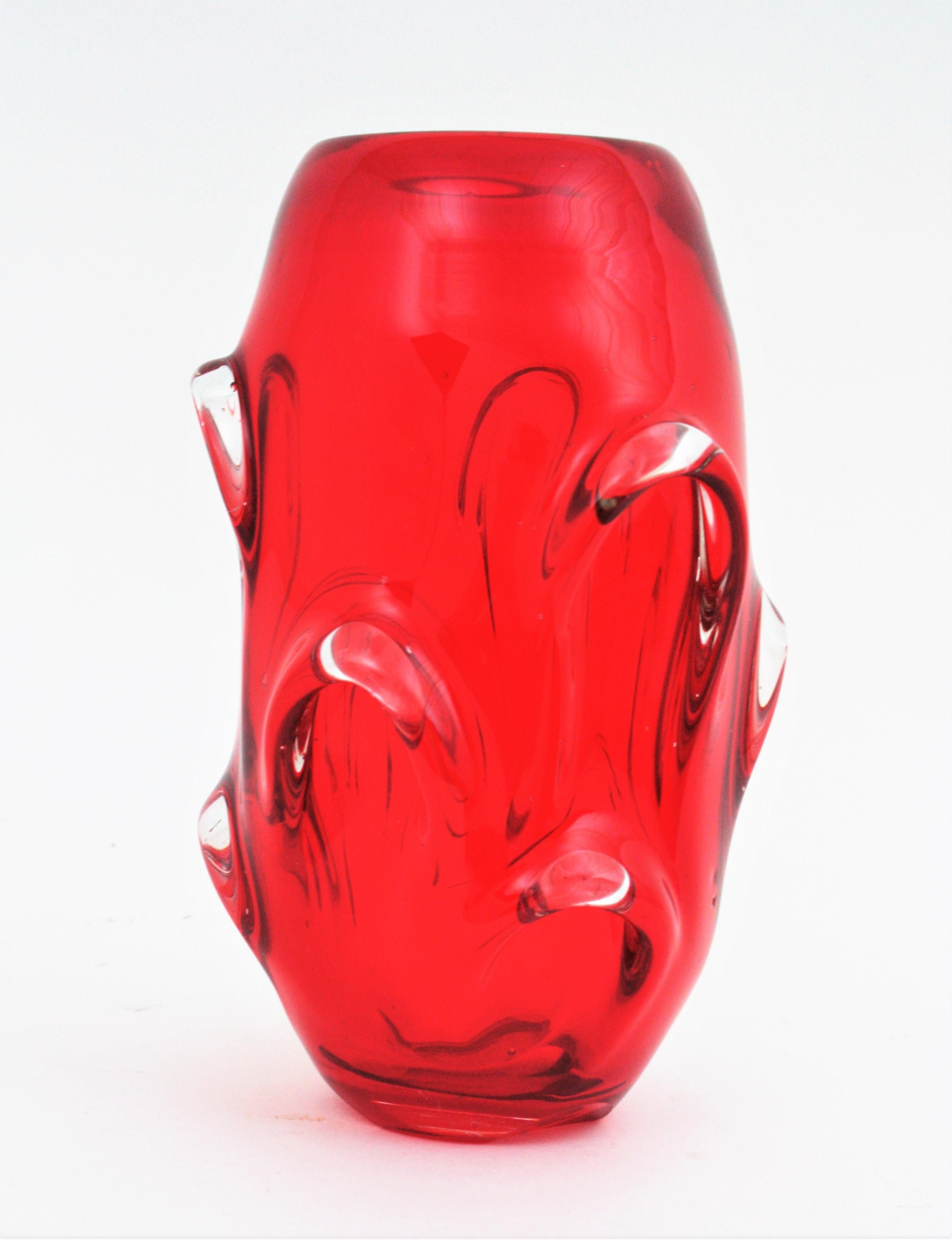 Archimede Seguso Murano Sommerso Red Art Glass Vase with Pulled Details In Good Condition For Sale In Barcelona, ES