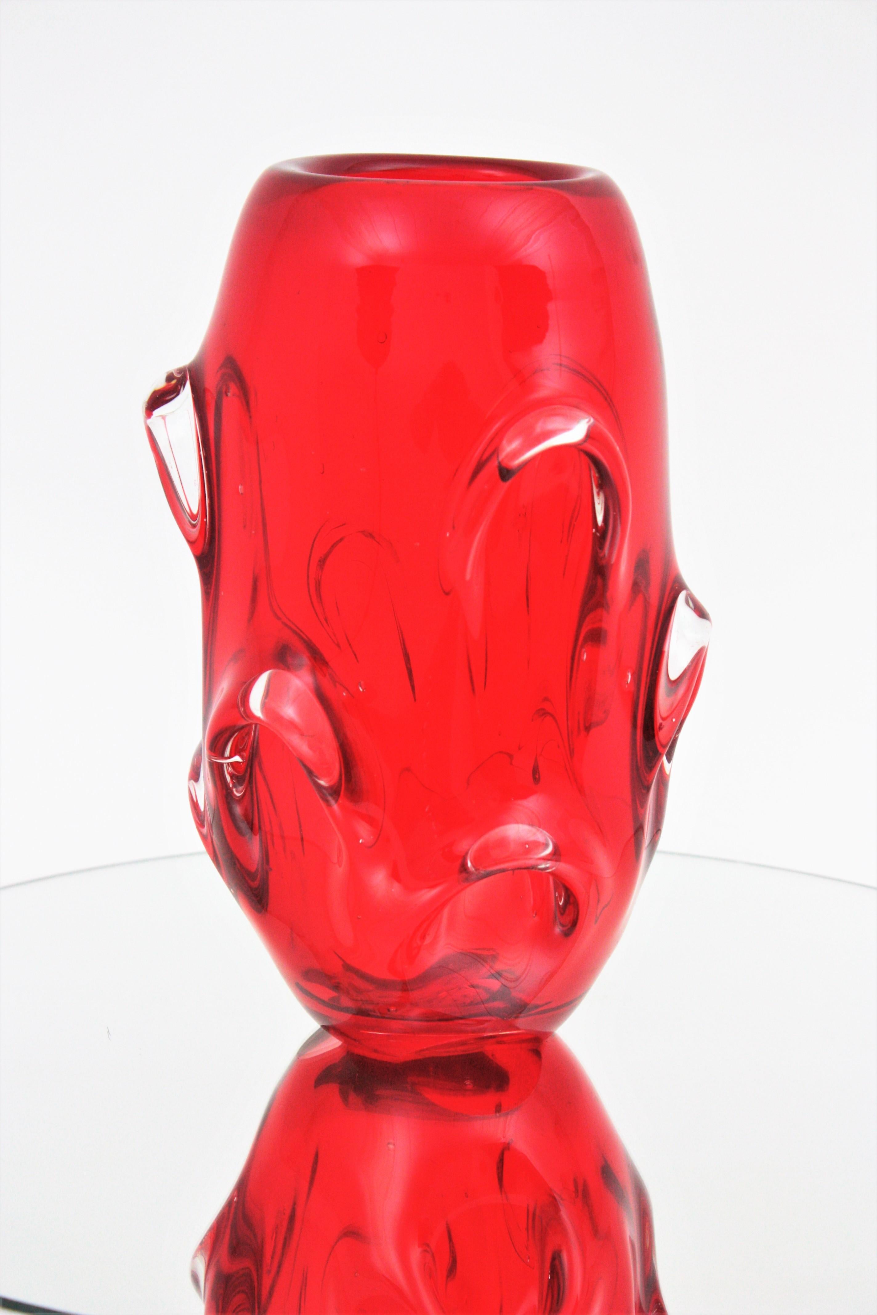 Archimede Seguso Murano Sommerso Rote Kunstglasvase mit gezogenen Details (20. Jahrhundert) im Angebot