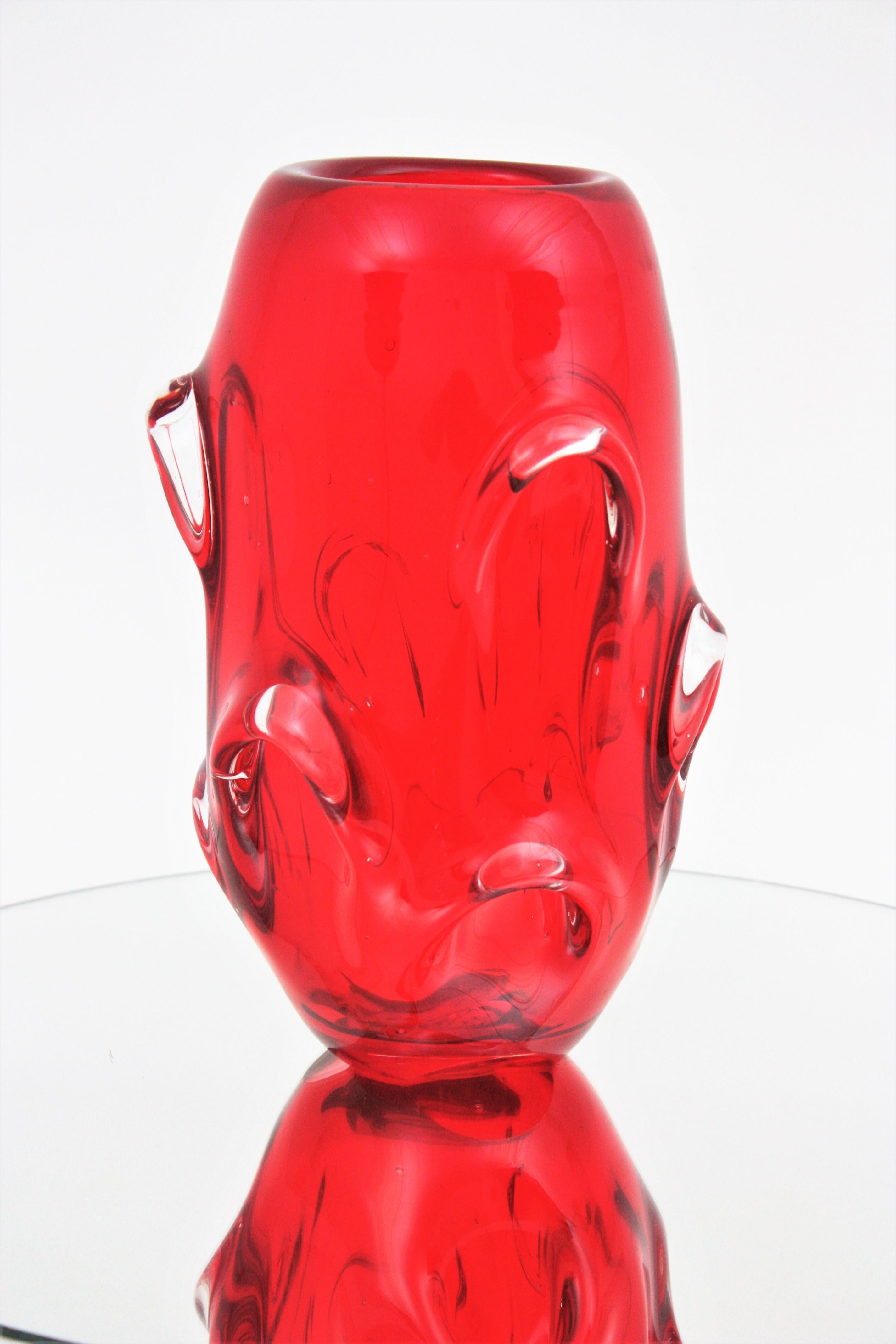 20th Century Archimede Seguso Murano Sommerso Red Art Glass Vase with Pulled Details For Sale