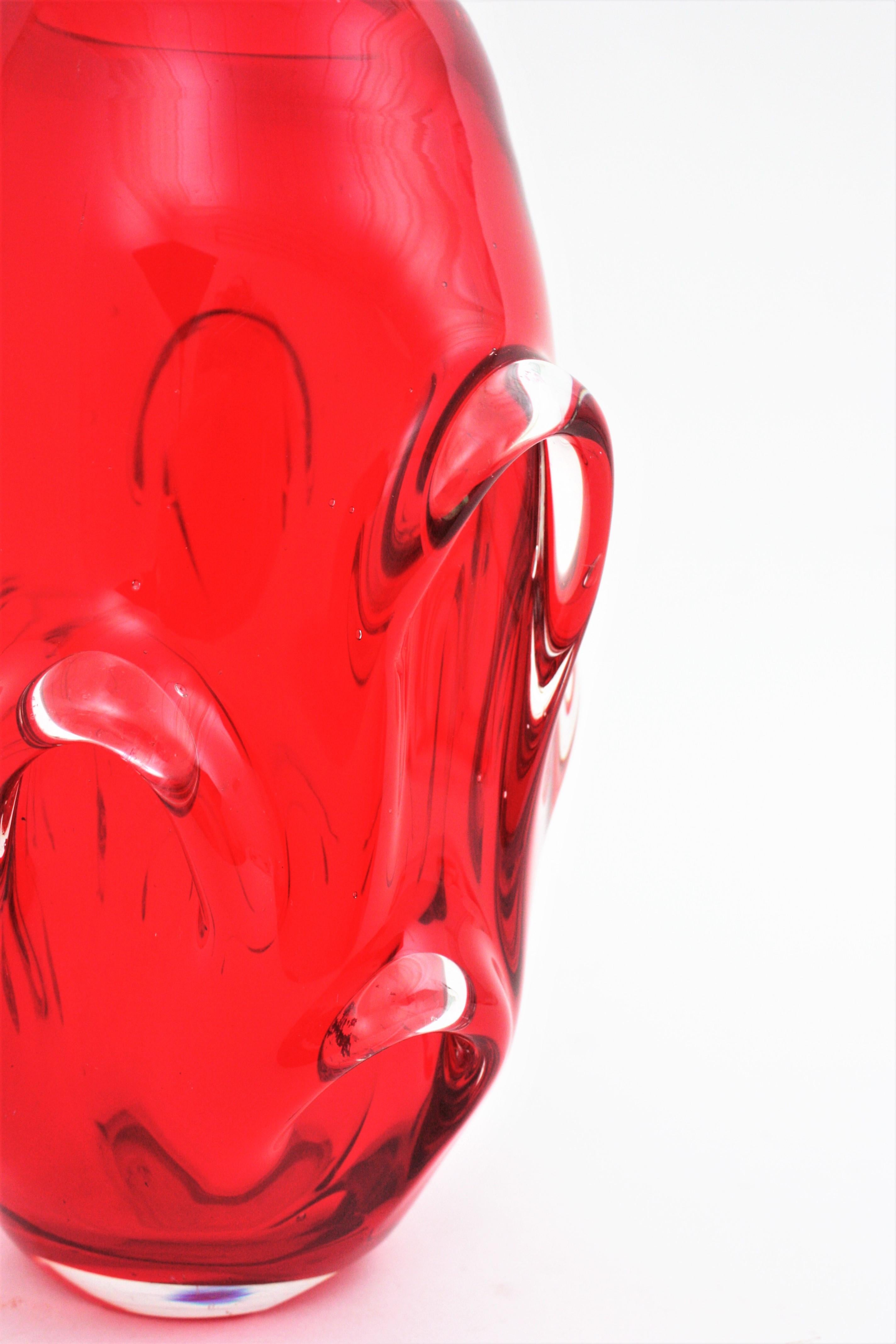 Archimede Seguso Murano Sommerso Red Art Glass Vase with Pulled Details For Sale 2