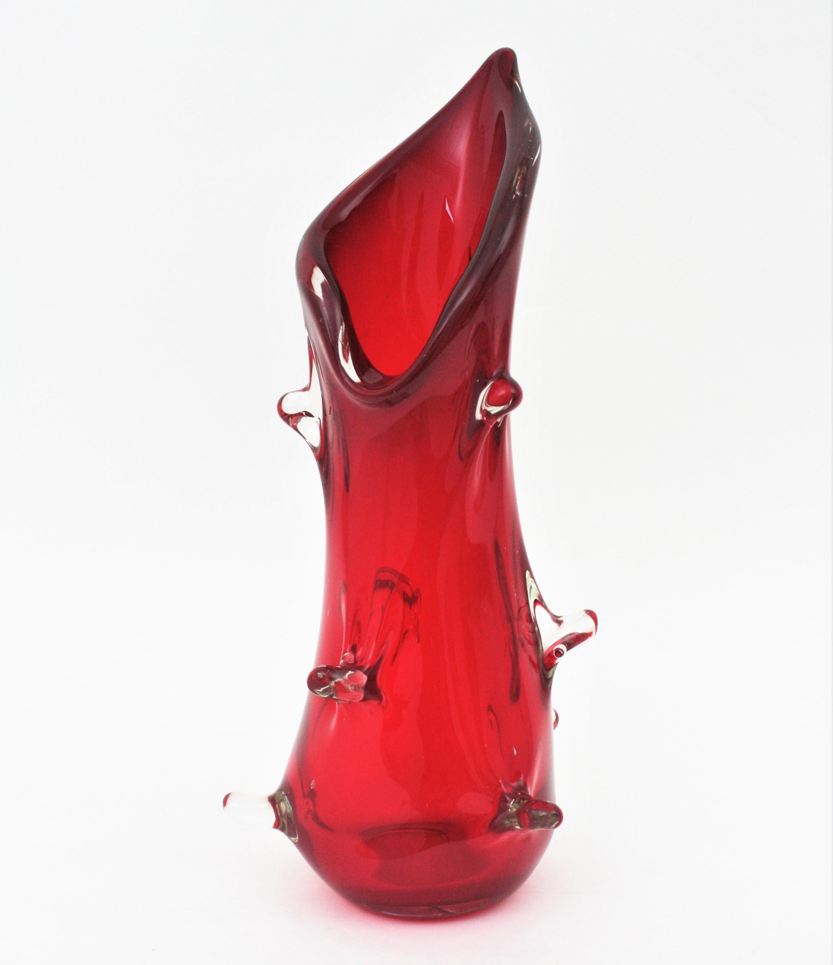 Murano Glass iridiscent Pulled Art glass vase. Attributed to Archimede Seguso, Italy, 1960s
An spectacular handblown Murano art glass vase in a vibrant ruby red with pulled details thorough. Very attractive when light goes down on it.
This