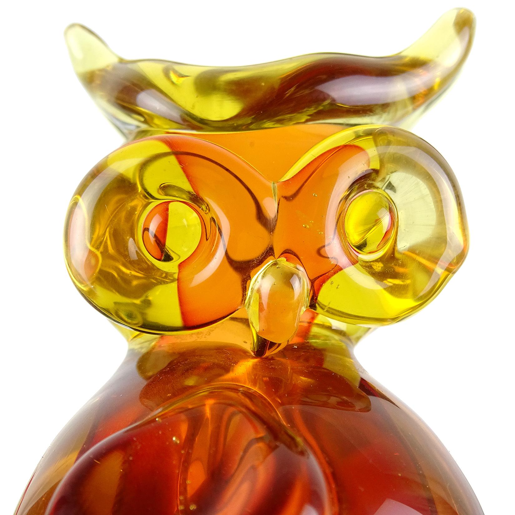 Magnifique figurine d'art italien en verre soufflé à la main de Murano, Sommerso, jaune orange sur rouge, bébé oiseau hibou à cornes, presse-papiers. Documenté au designer Archimede Seguso. Des exemples similaires sont publiés dans son livre. La