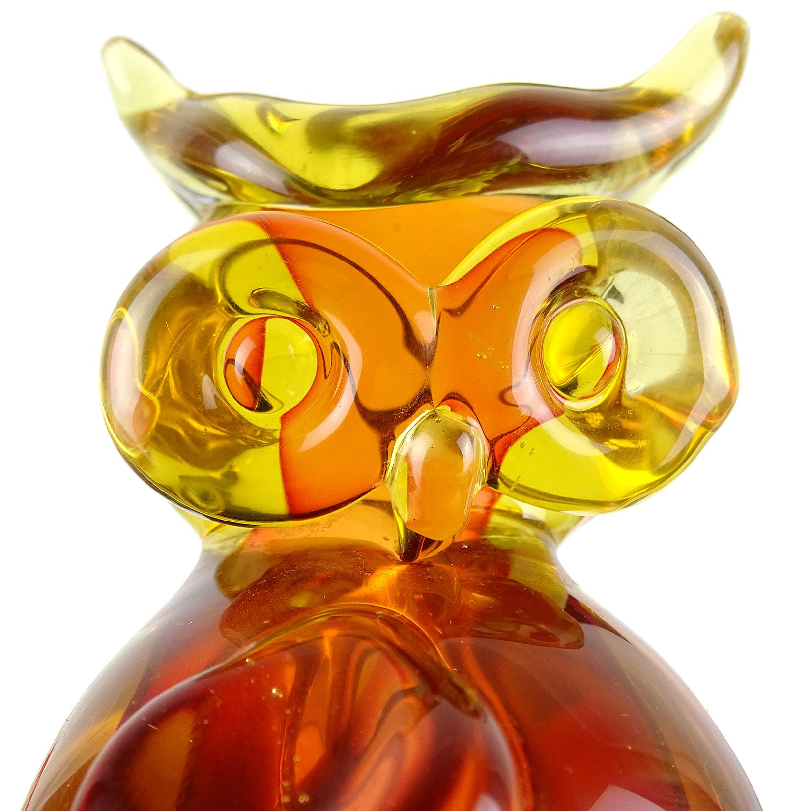 Magnifique figurine d'art italien en verre soufflé à la main de Murano, Sommerso, jaune orange sur rouge, bébé oiseau hibou à cornes, presse-papiers. Documenté au designer Archimede Seguso. Des exemples similaires sont publiés dans son livre. La