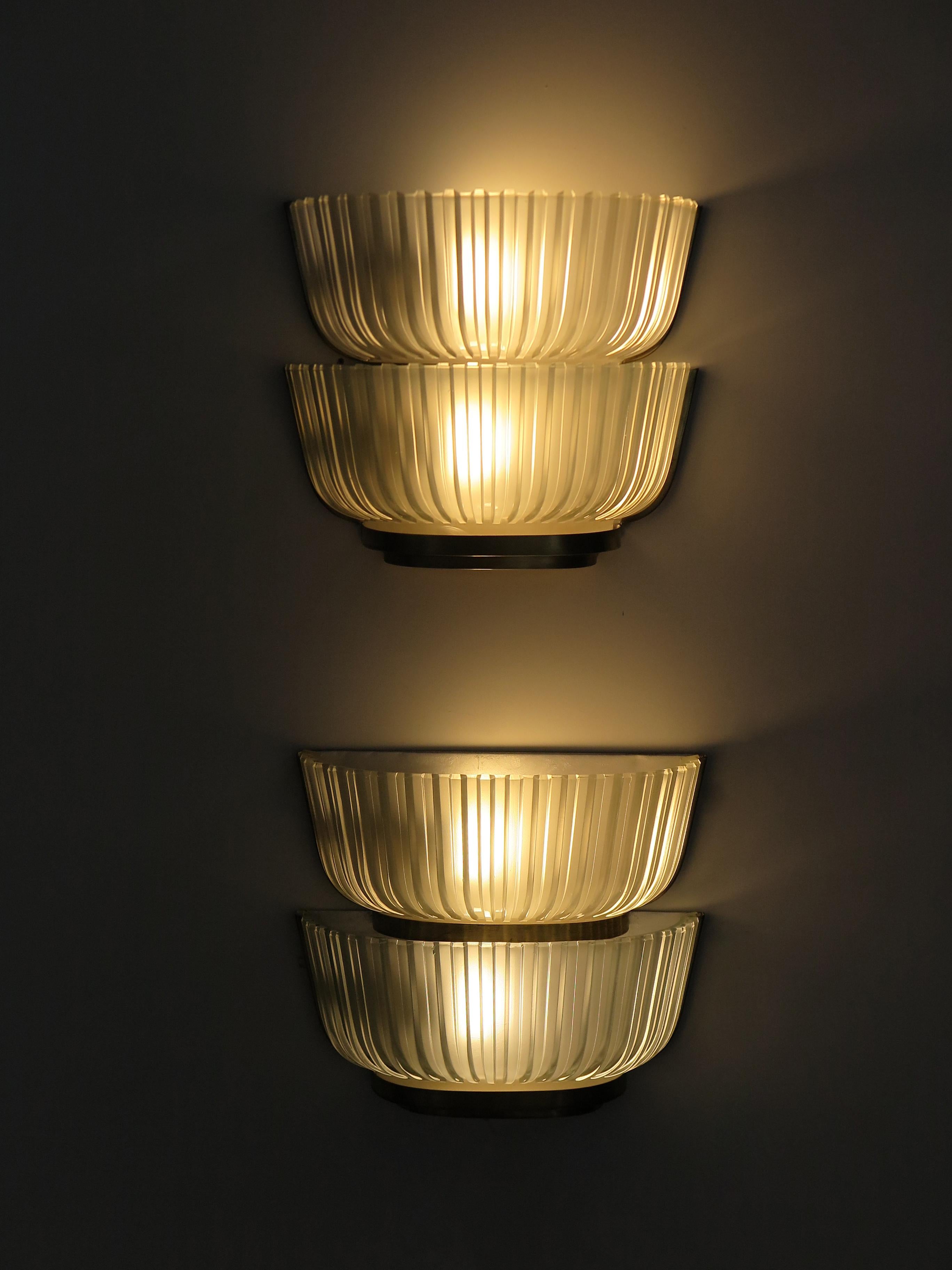 Juego de dos apliques de pared de diseño moderno italiano de mediados de siglo diseñados por Archimede Seguso y producidos por Vetreria Artistica Archimede Seguso Murano Venezia con estructura de metal y latón y gruesos difusores de cristal en forma