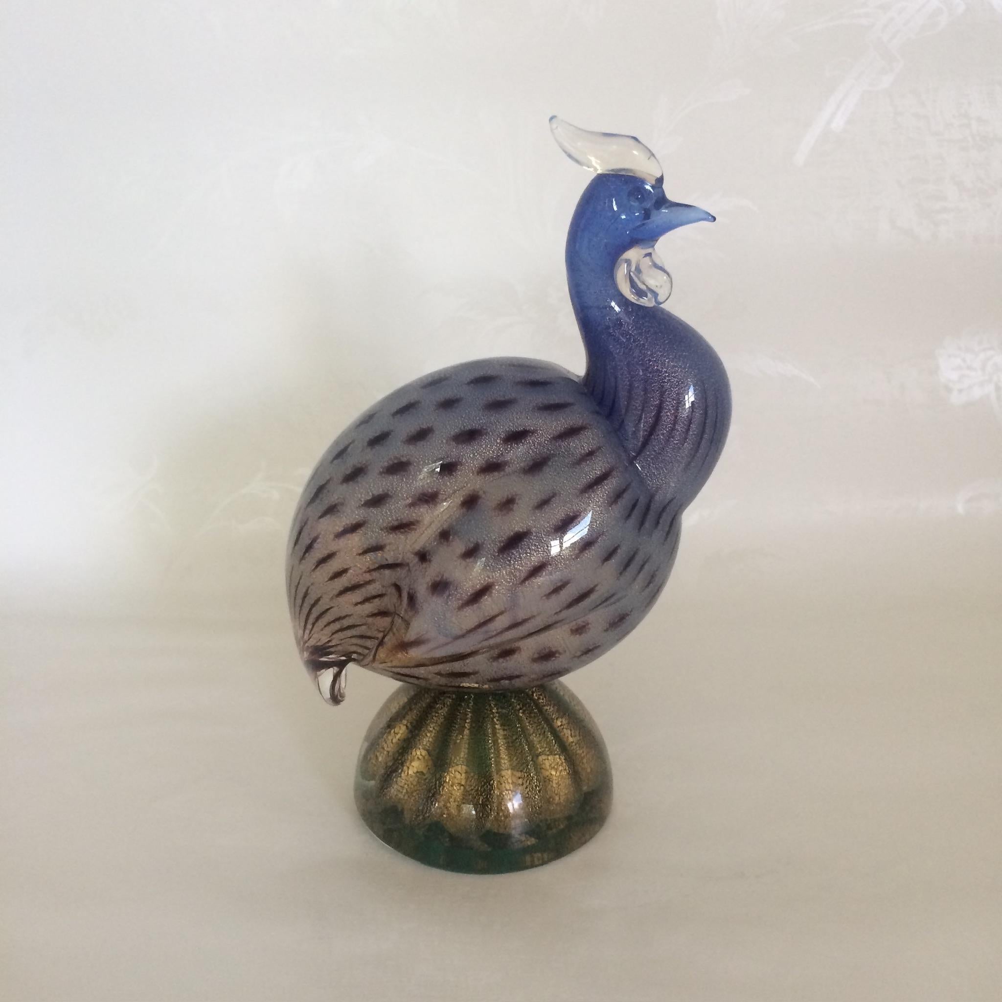 Coppia di sculture di uccelli femmina e maschio di gallina d'India di Archimede Seguso. Sono realizzati in vetro opalescente infuso con una delicata polvere d'oro 24 carati che crea un bagliore magico. Il motivo a puntini è una tecnica sviluppata da