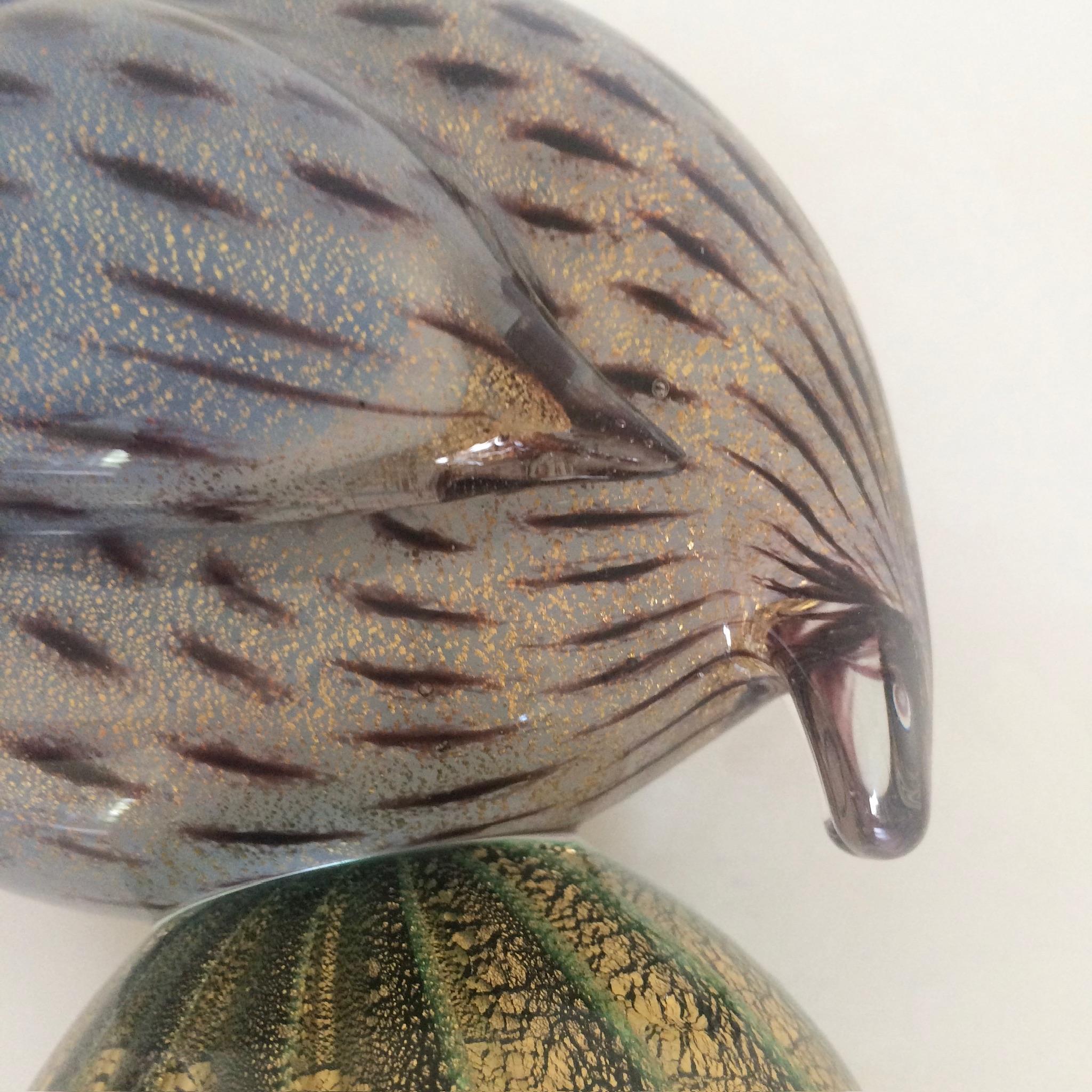 Italiano Archimede Seguso Coppia di galline d'India a puntini in vetro di Murano opalescente, maschio e femmina in vendita