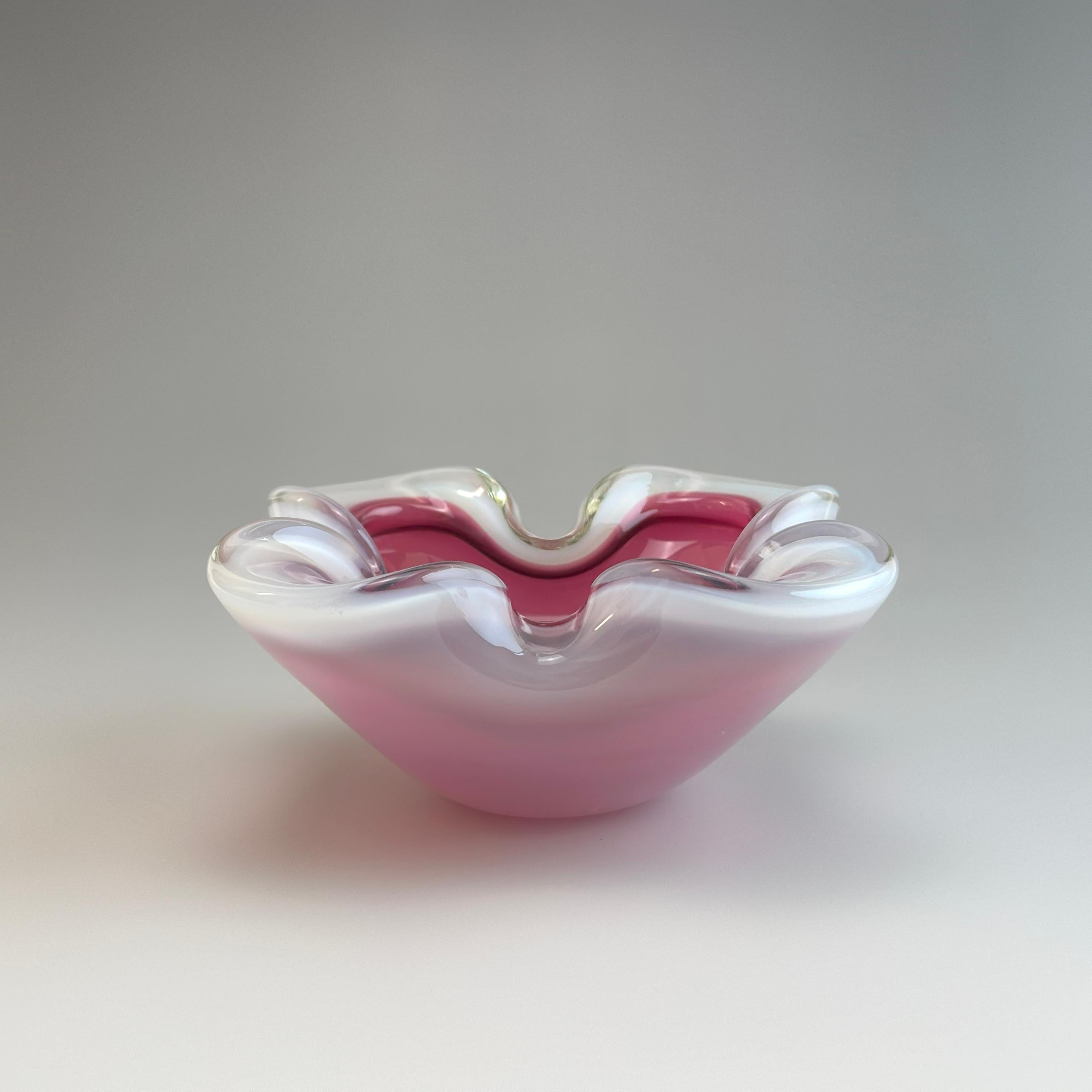 Mid-Century Modern Archimede Seguso Pink and White Alabastro Sommerso Glass Bowl, Murano, 1960s For Sale