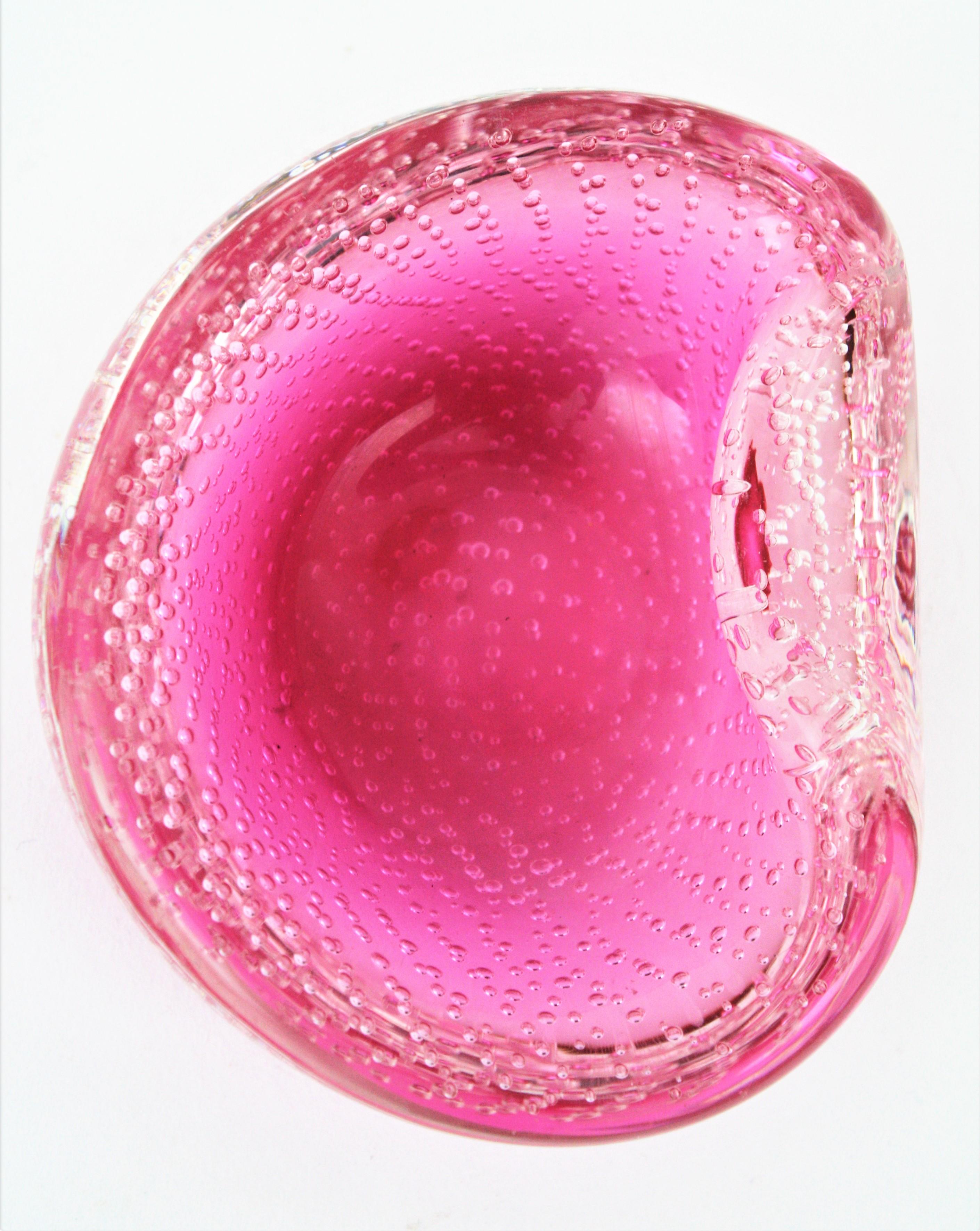 Eye-catching hand blown Pink Sommerso Murano glass bowl with inner controlled bubbles. Attributed to Archimede Seguso. Italy, 1960s
Made in pink glass submerged into clear glass with the Sommerso technique. Decorated by hundreds of controlled air