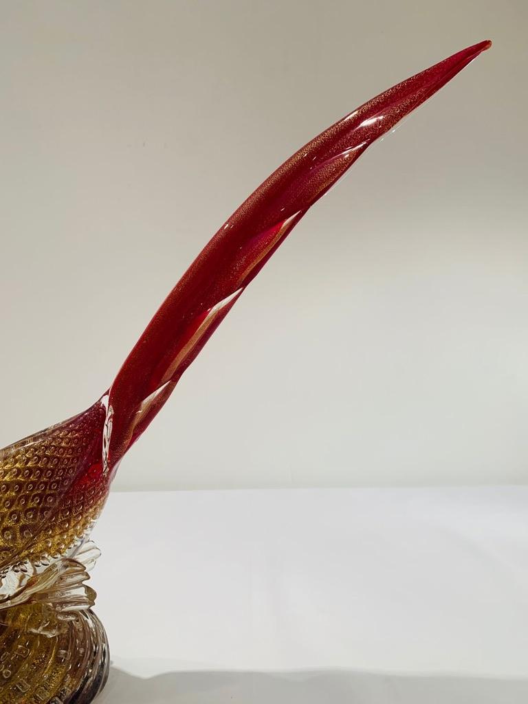 Italian Archimede Seguso 'rubino' Murano glass with bubbles and gold 1950 cock. For Sale