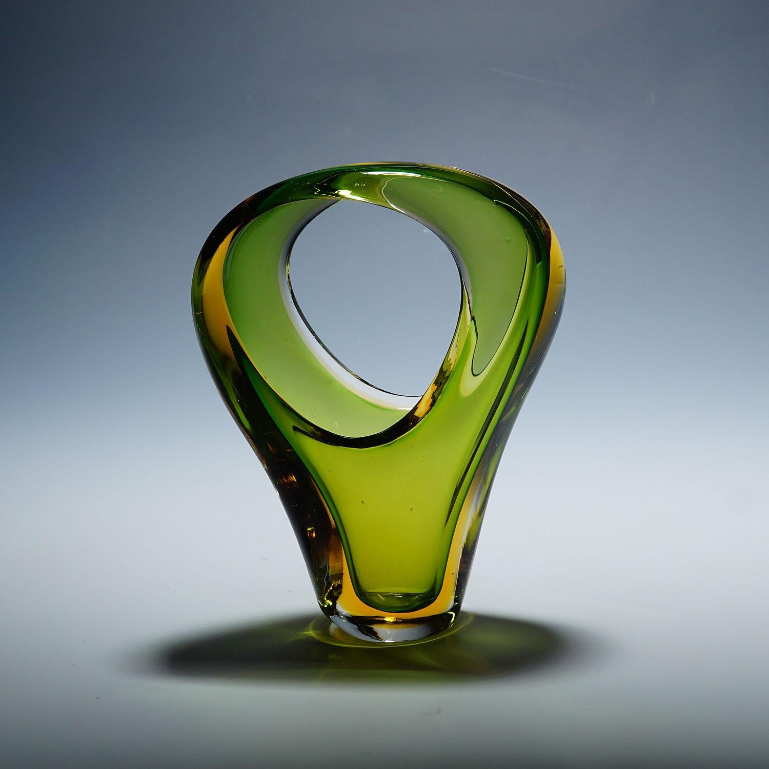 Archimede Seguso Sommerso-Korb in Grün und Bernstein, Murano, Italien ca. 1950er Jahre

Asymmetrischer Vintage-Glaskorb aus venezianischem Glas, entworfen von Archimede Seguso für die Vetreria Artistica Archimede Seguso, ca. 1950er Jahre.