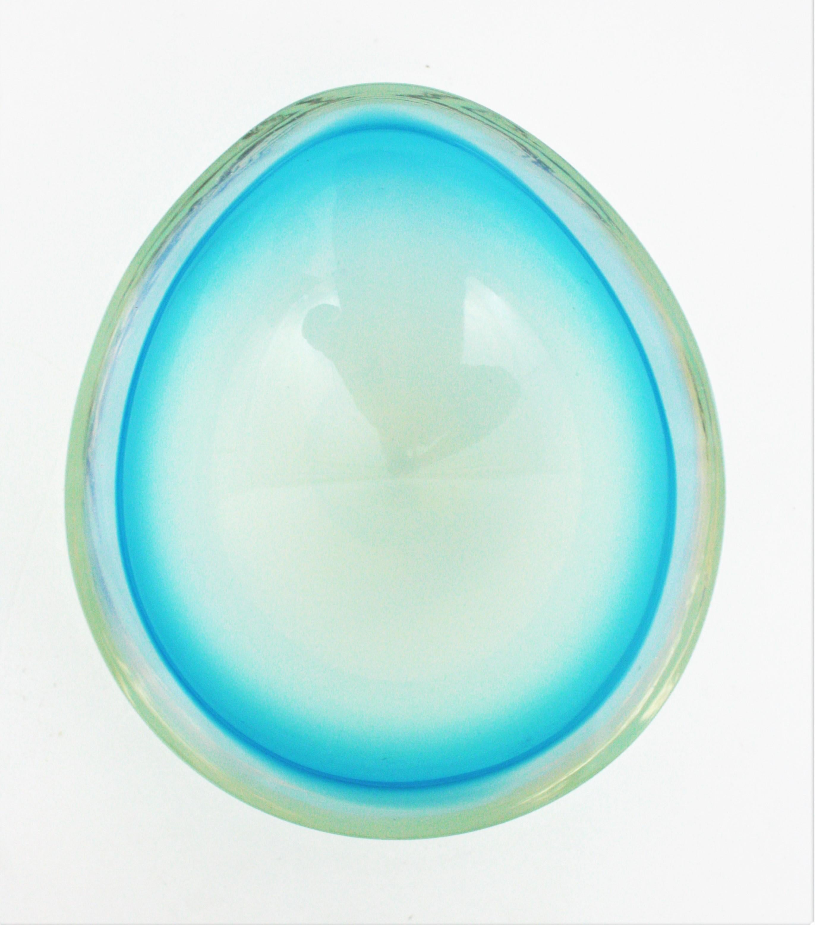 Archimede Seguso Murano Sommerso Opal Blue Art Glass Ovoid Centerpiece Bowl In Excellent Condition In Barcelona, ES