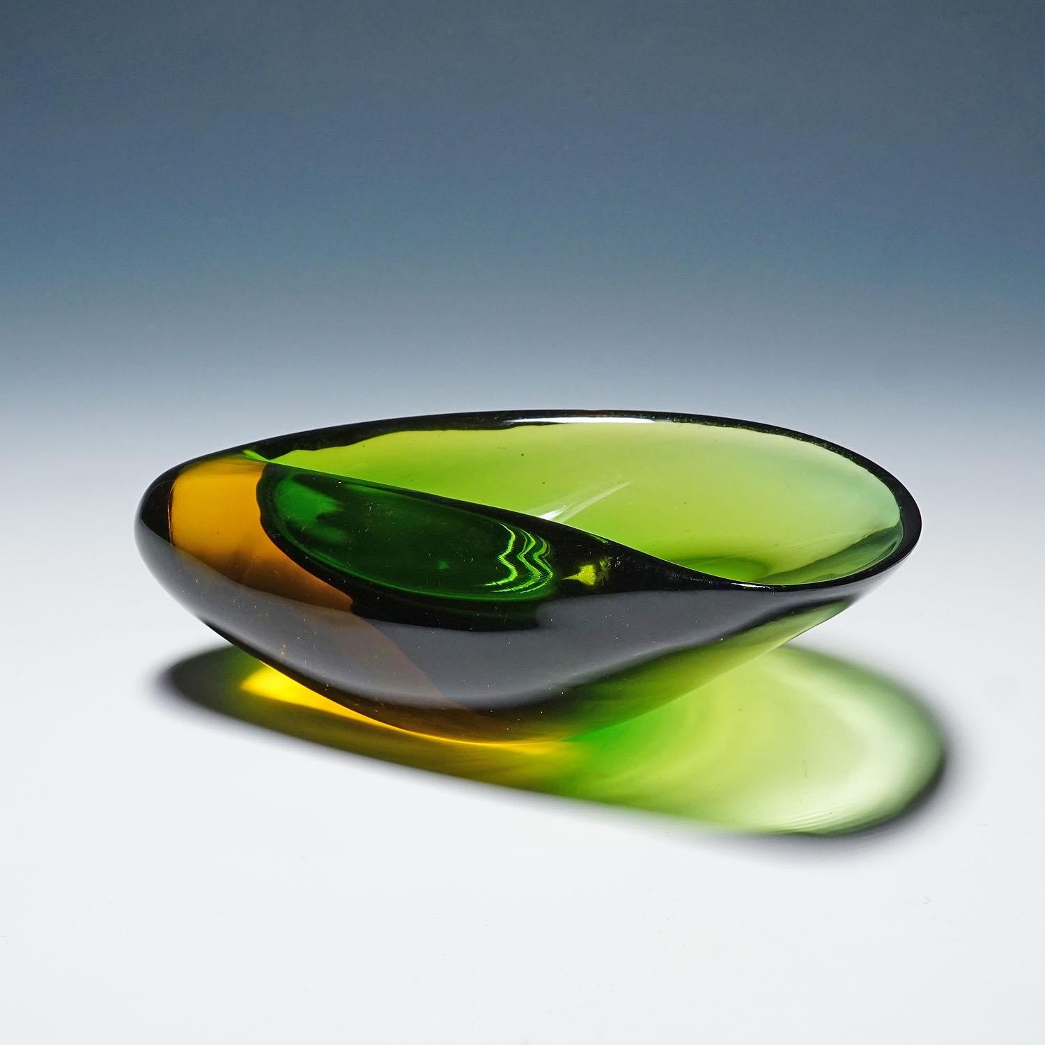 Bol Sommerso Valva vert et jaune Archimede Seguso

Un bol en verre d'art vénitien vintage en forme de valve conçu par Archimede Seguso pour Vetreria Artistica Archimede Seguso vers les années 1950. Fabriqué en verre sommerso épais vert et jaune. Une