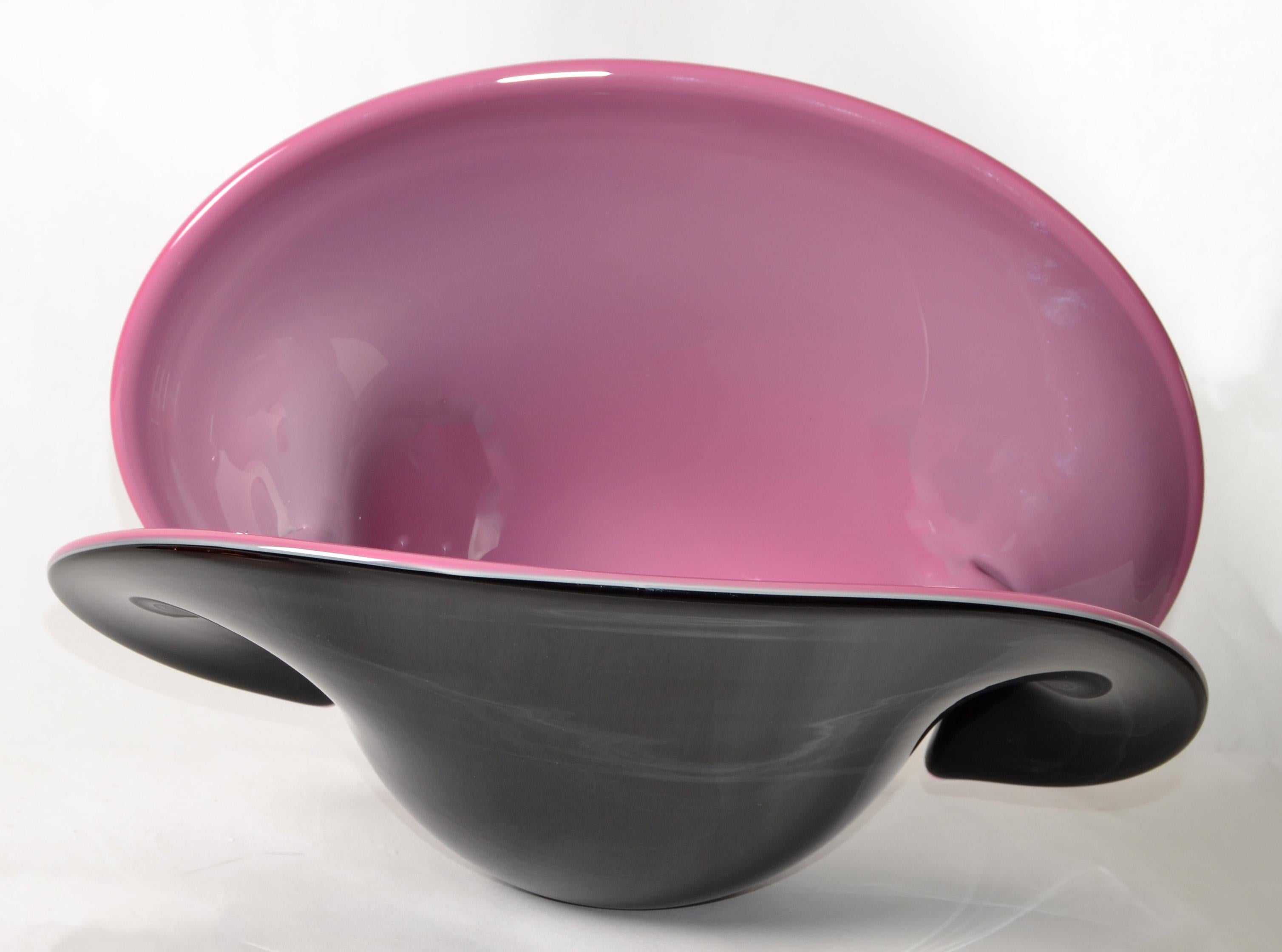 Heavy Venetian Archimede Seguso attributed blown Murano Art Glass made in a Glass Studio similar to Sommerso, circa 1970.
A large shell shaped glass dish, bowl, centerpiece in black and purple from Italy.
There is a thin layer of white glass in