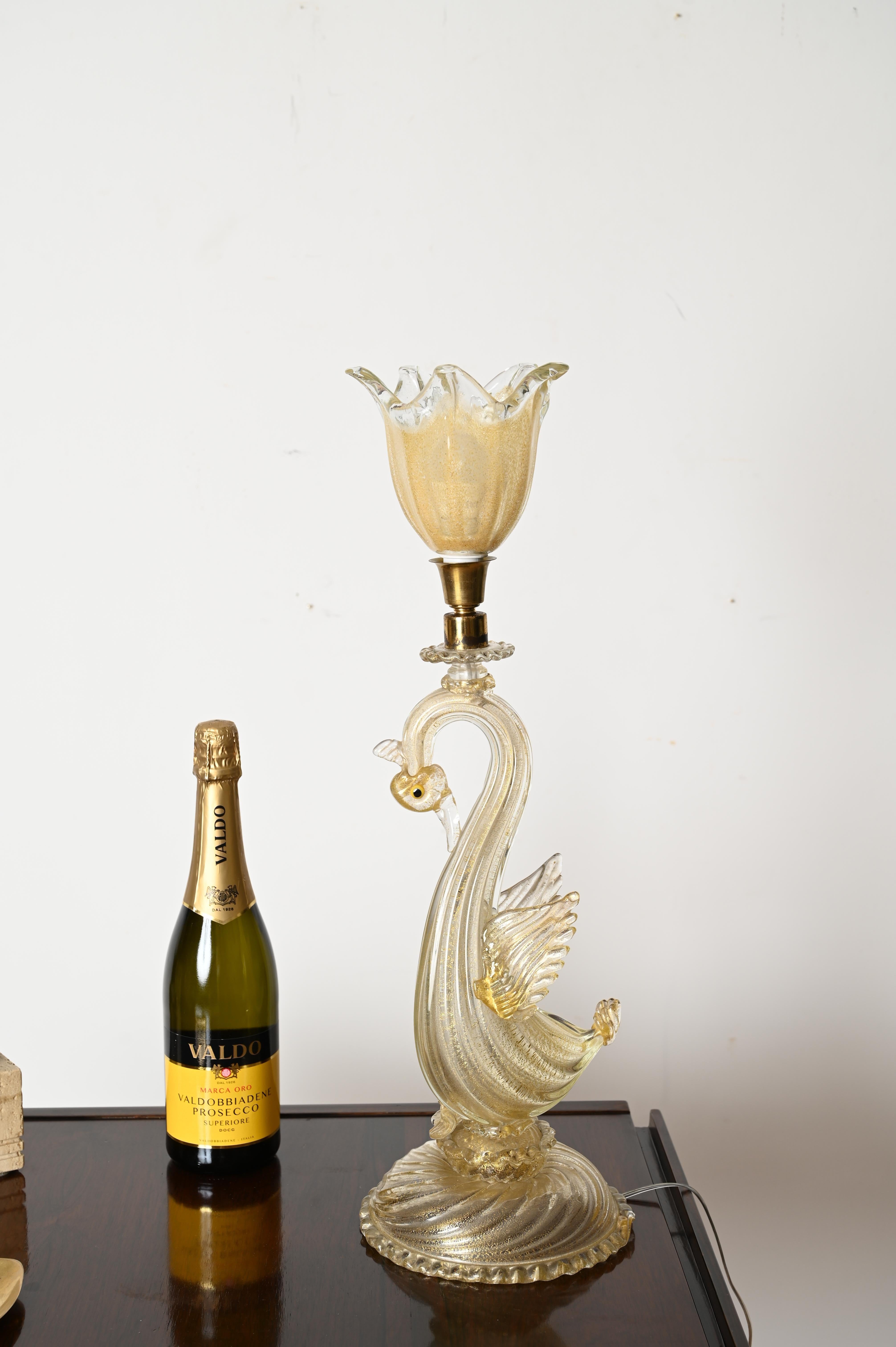 Merveilleuse lampe de table sculpturale en forme de cygne entièrement réalisée dans un magnifique verre soufflé de Murano avec intérieur en or 24k. Cette pièce étonnante et unique a été conçue par le maître verrier de Murano, Archimede Seguso, et