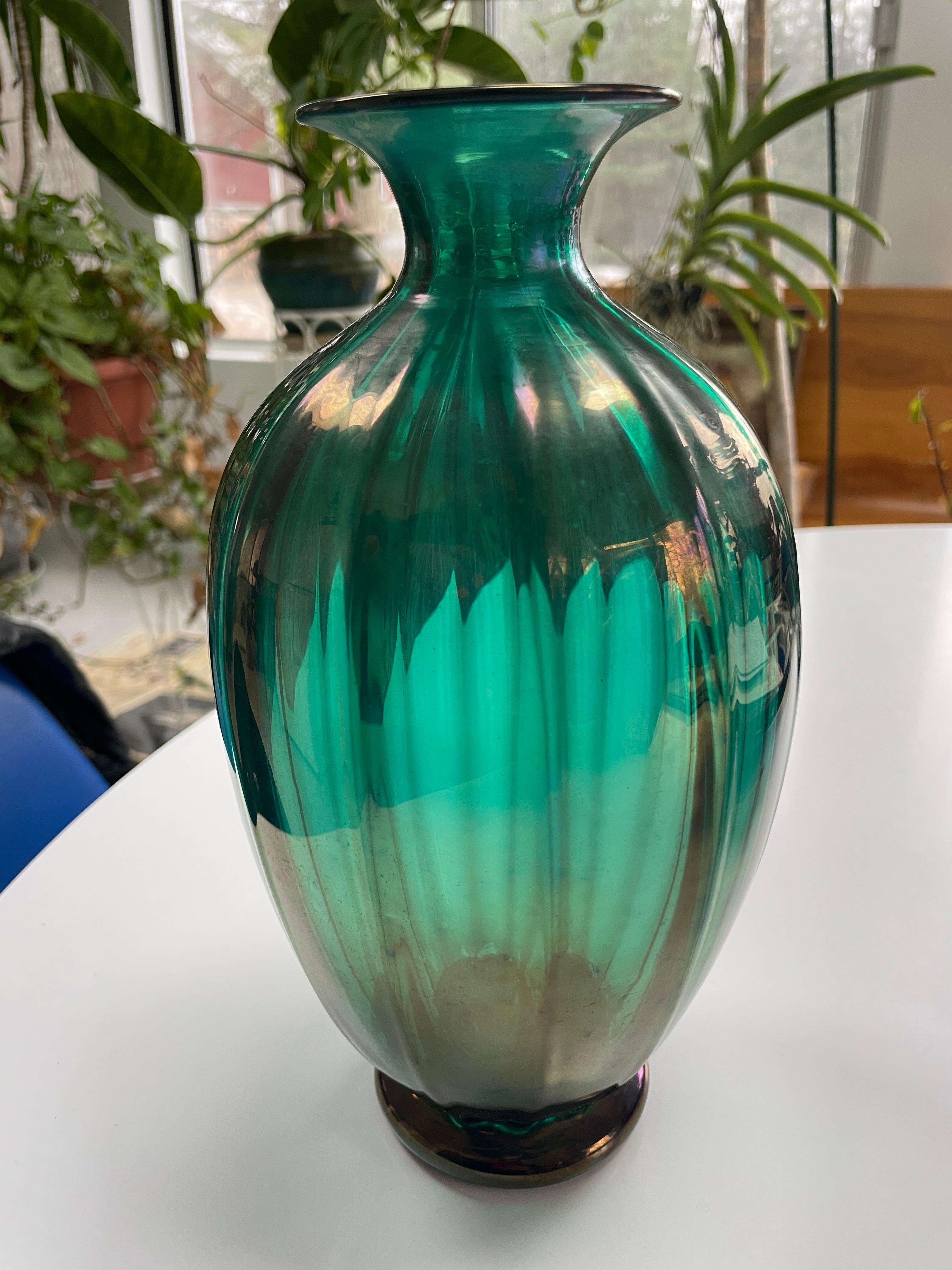 Archimede Seguso Vase, Green Glass with Iridescence, Serenella Signed  In Good Condition For Sale In Wallkill, NY