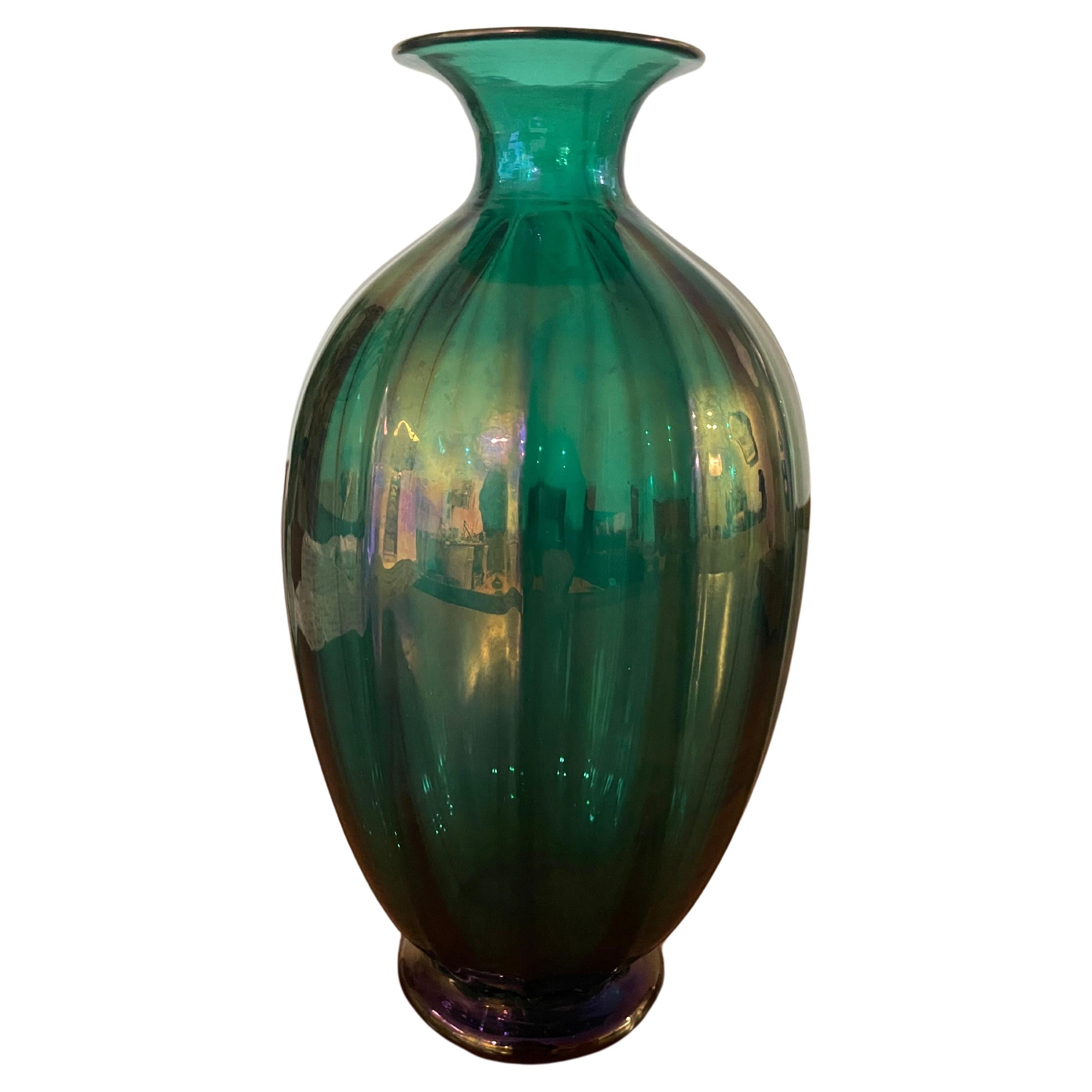 Vase von Archimede Seguso, grünes Glas mit Schillerndem Schliff, Serenella signiert  im Angebot