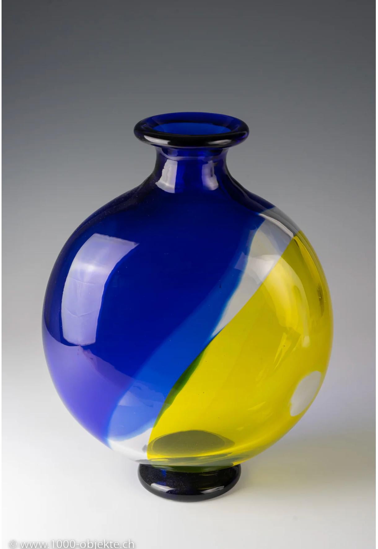 Archimede Seguso. Vaso, Model 'Carnaval', 1980
Vaso, modello 'Carnaval', design circa 1980.
Vetro giallo, blu e nero.
In basso, firma incisa: 'Archimede Seguso Murano'.

Altezza: 39 cm.

Condizioni perfette.