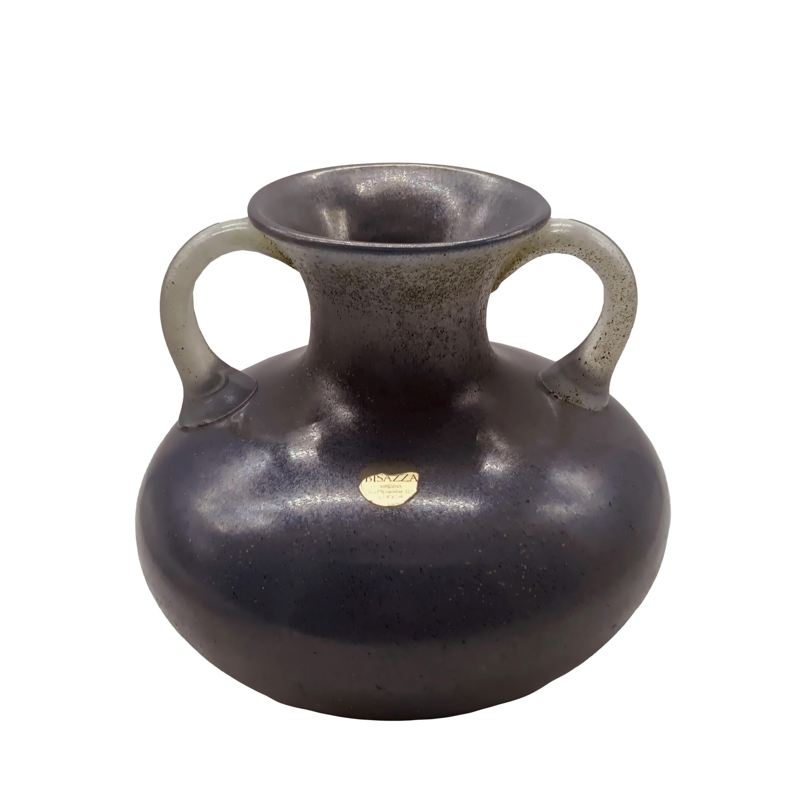 Vase amphore à bulbe en verre gris soufflé à la main avec double anse en verre fondu et texture 