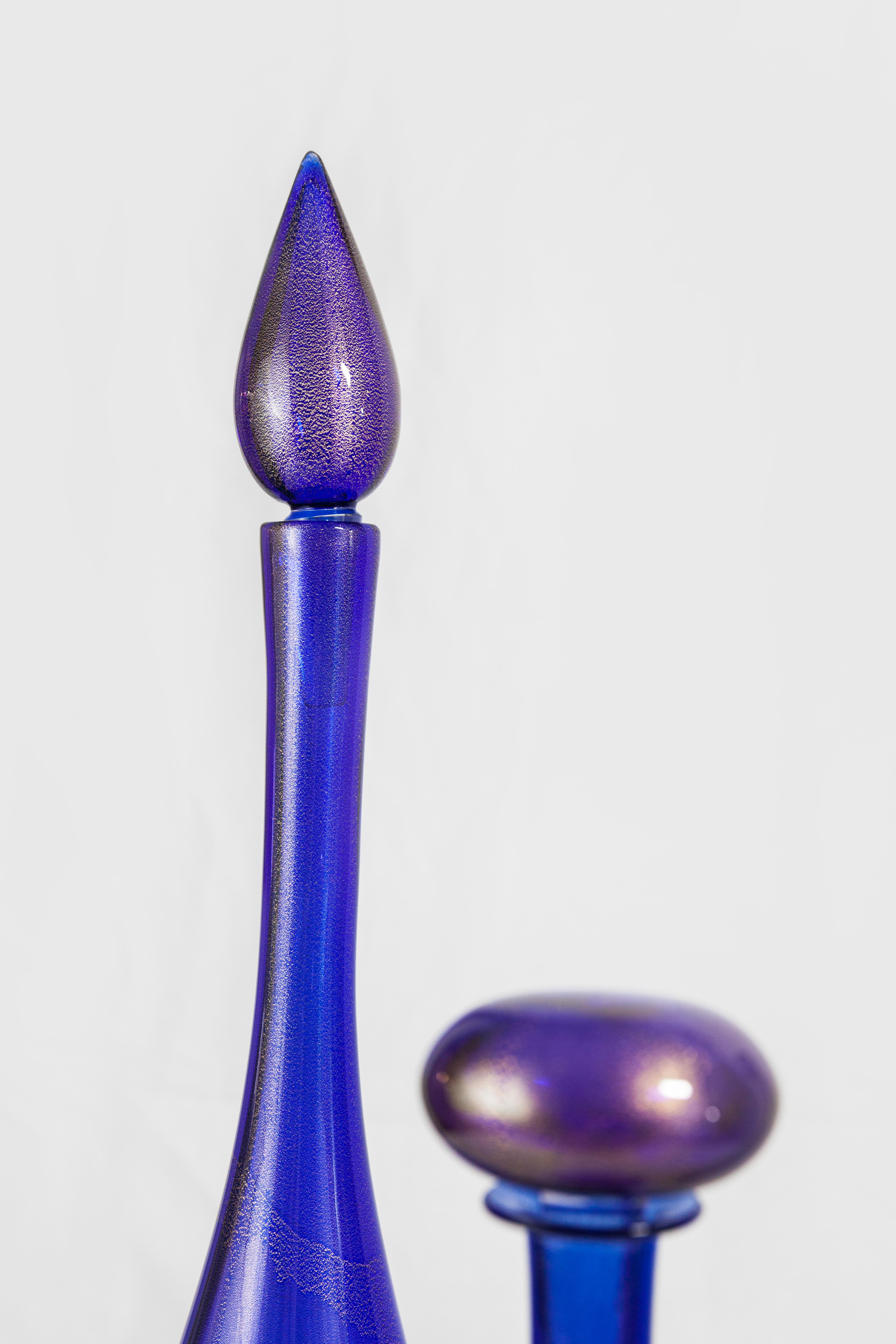 Archimede Seguso Juego de tres botellas de cristal veneciano de Murano Azul 1970 circa finales del siglo XX en venta
