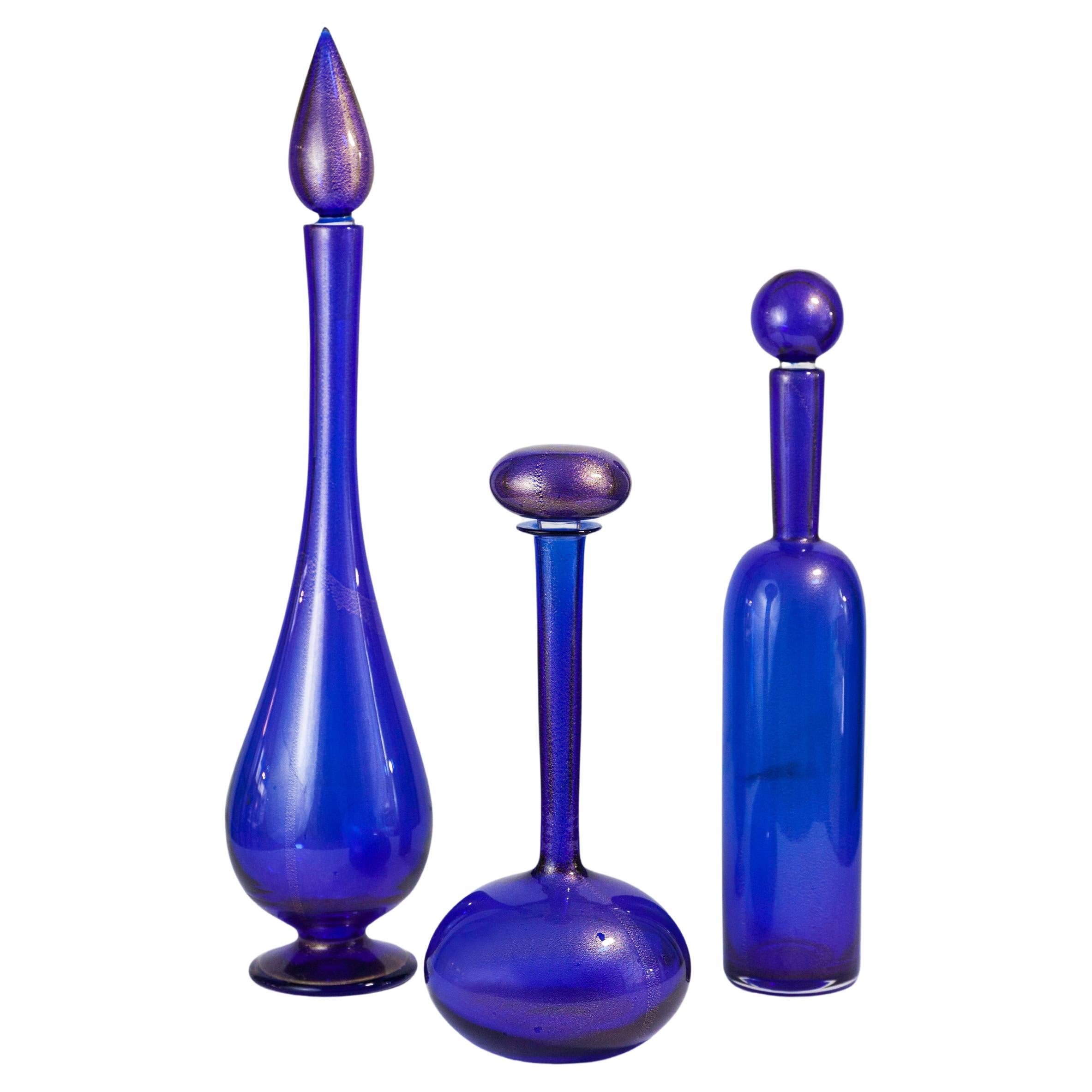 Archimede Seguso Juego de tres botellas de cristal veneciano de Murano Azul 1970 circa en venta