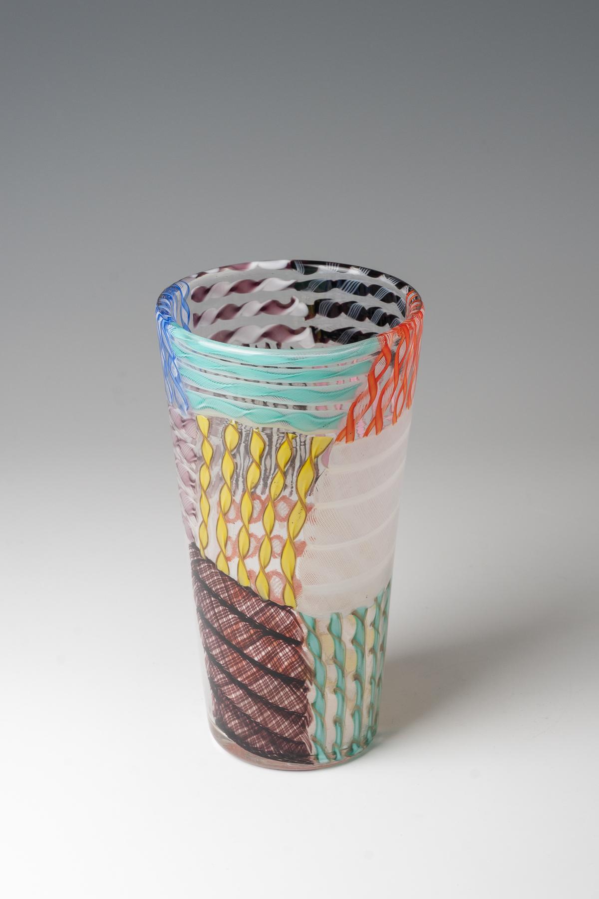 Archimede Seguso (1909-1999), vaso 'Zanfirico', 1955 ca.
vetro trasparente con canne in vetro zanfirico multicolore
24 cm (altezza) 

condizioni eccellenti