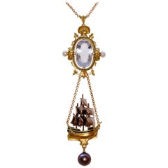 Collier pendentif de style ancien en or 18 carats avec aigue-marine, diamants, perles et émail