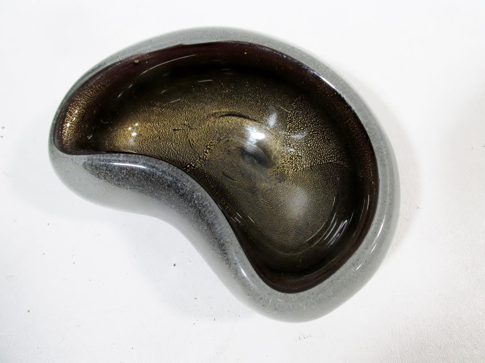Beautiful and heavy Italian Murano glass kidney form bowl 6.5” x 5” and 2.5” deep, a small coin or dresser Vide-Poche. Outer layer Puleguso glass with gold foil decoration to a dark glass interior, appears to look like bronze. This has been