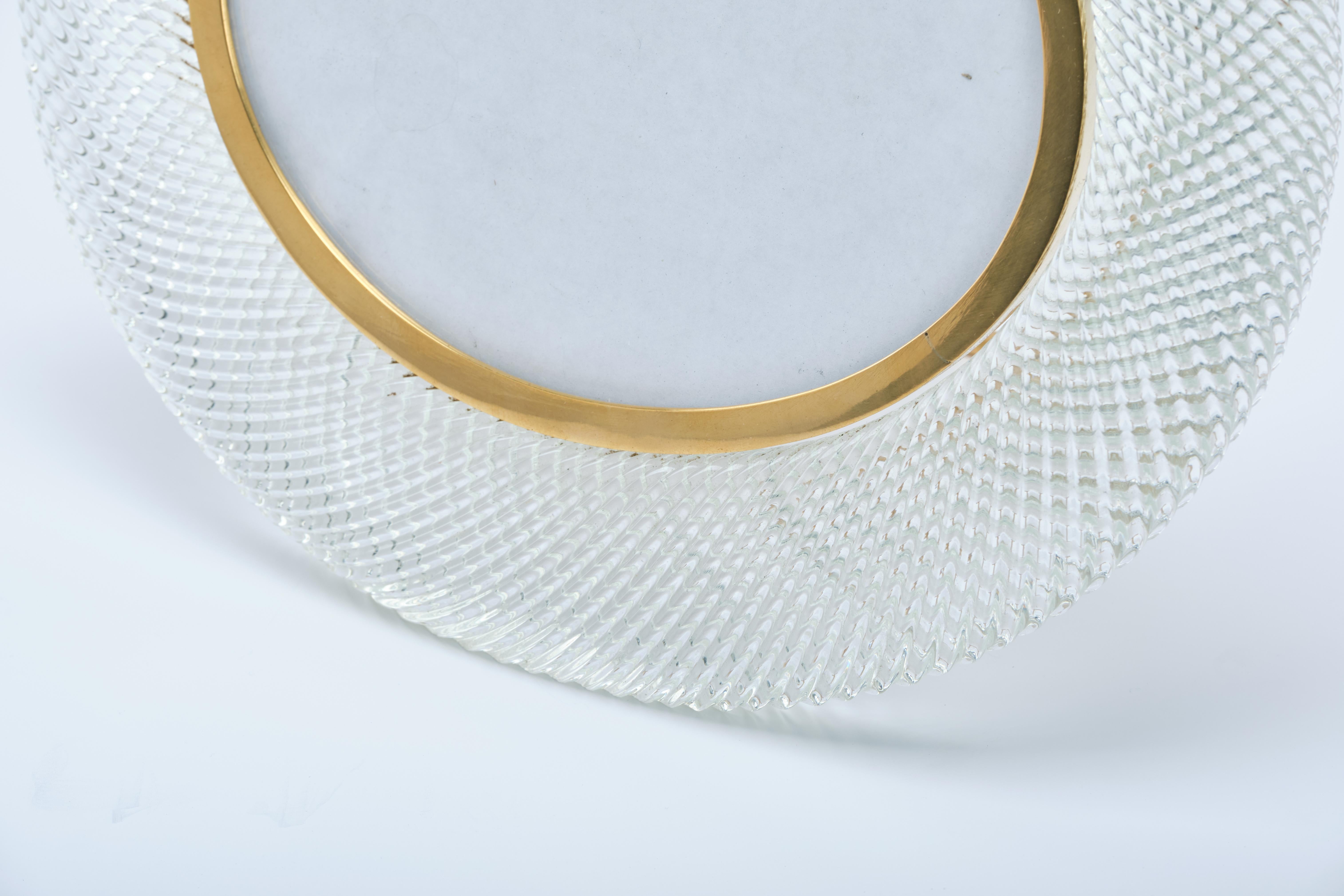 Cadre ovale Archimede Seguso avec une structure en verre torsadé transparent. Monture en laiton. Fabriqué en Italie, vers 1950 

Maître verrier, designer et entrepreneur, Archimede Seguso est à l'origine de la redécouverte de la fabrication à la