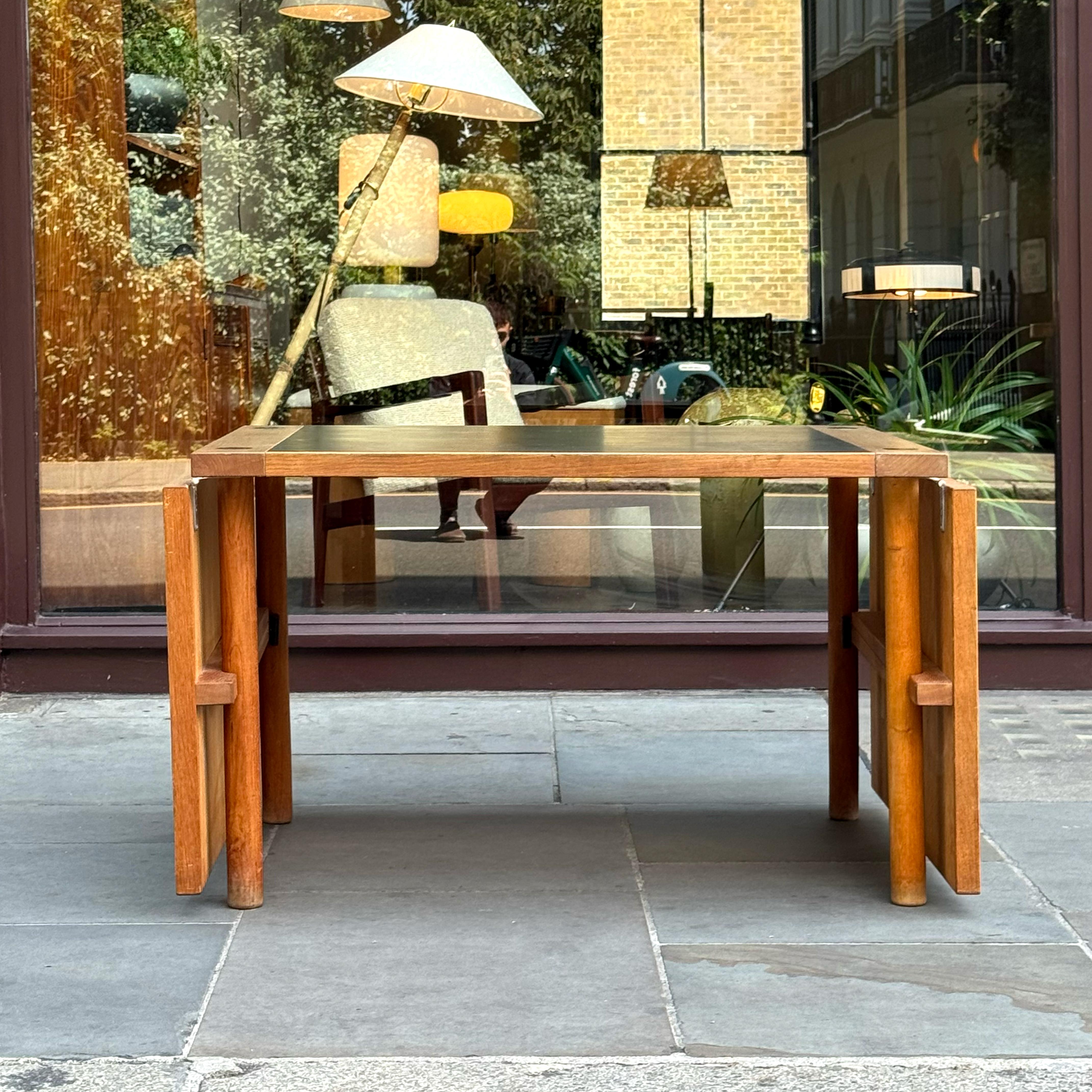 Descrizione:

Un tavolo da pranzo in rovere, allungabile, progettato da un architetto e realizzato in Danimarca tra la fine degli anni '50 e l'inizio degli anni '60.

Il contrasto grafico tra il morbido Oak e la superficie in linoleum nero satinato