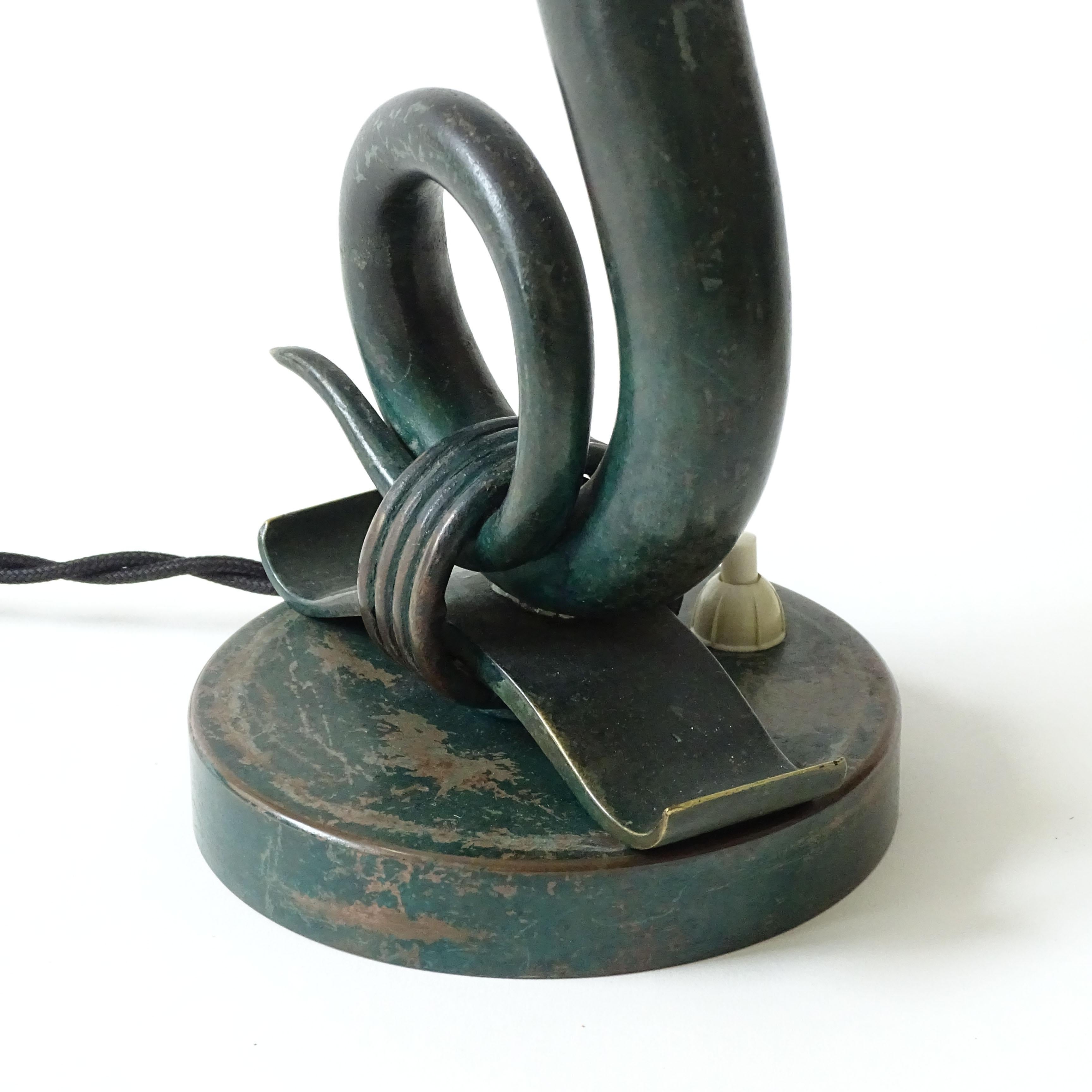 Lampada da tavolo Art Deco dell'architetto Emilio Lancia in ottone patinato verde, Italia anni '30
Presentato alla IV Triennale di Monza 1930
Prodotto da Italo Carlotti
Riferimento: Giò Ponti. Oggetti, disegni, disegni (1920-1976). Electa per un