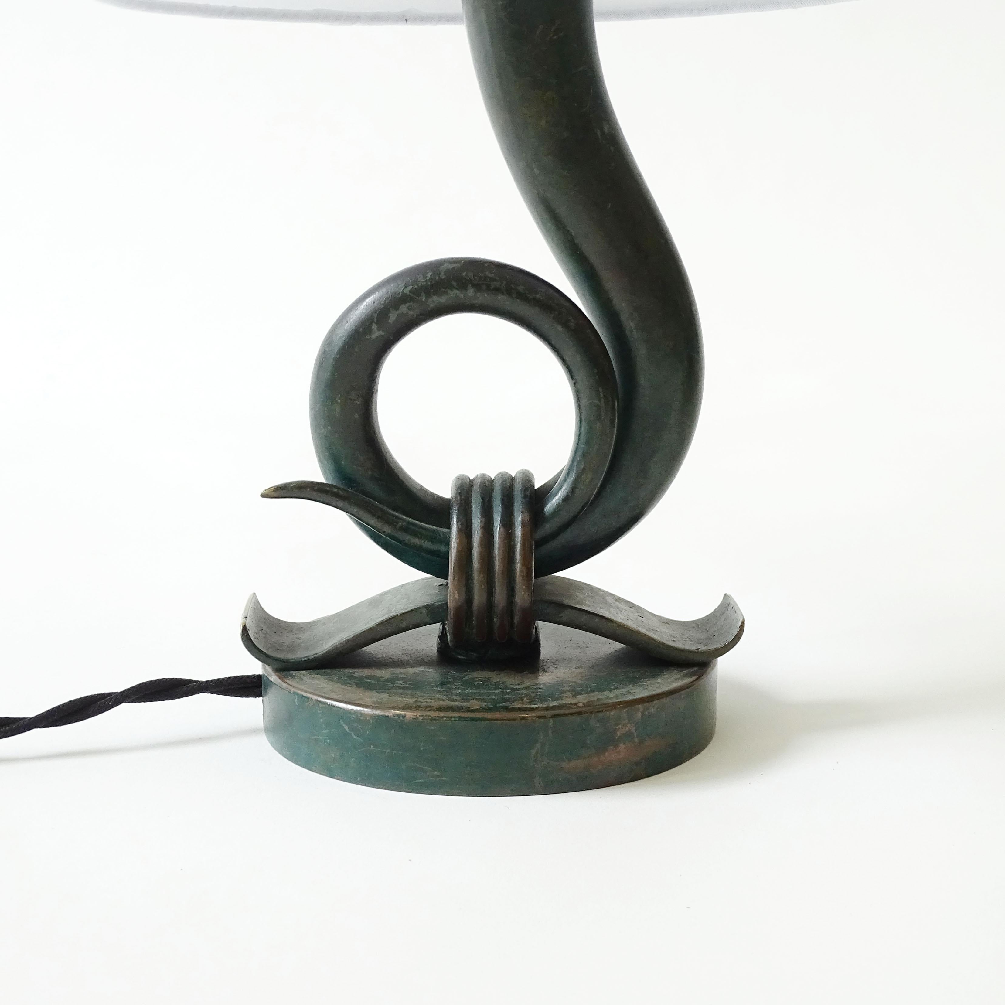 Italiano Lampada da tavolo Art Deco dell'architetto Emilio Lancia in ottone patinato verde, Italia anni '30 in vendita