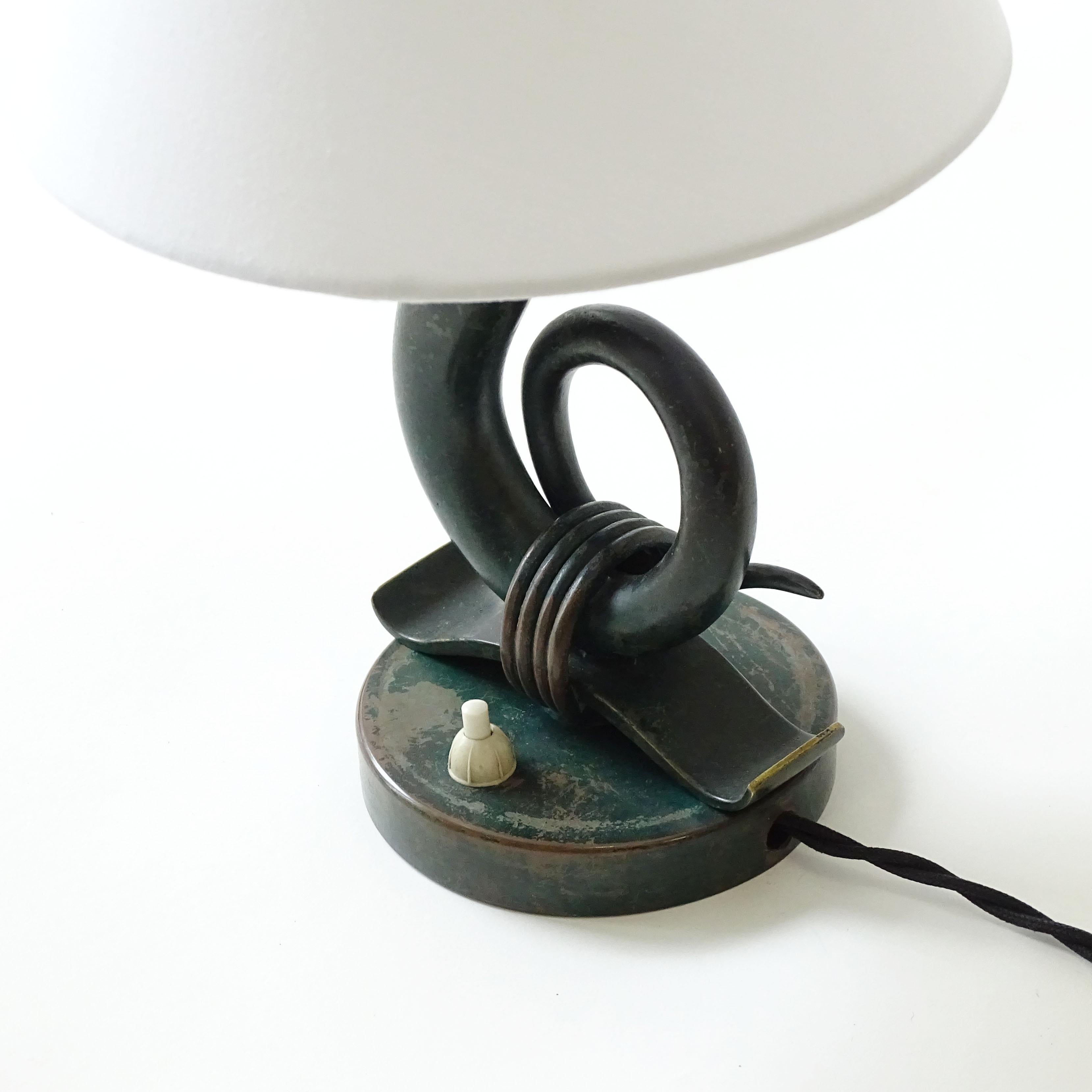Patinato Lampada da tavolo Art Deco dell'architetto Emilio Lancia in ottone patinato verde, Italia anni '30 in vendita