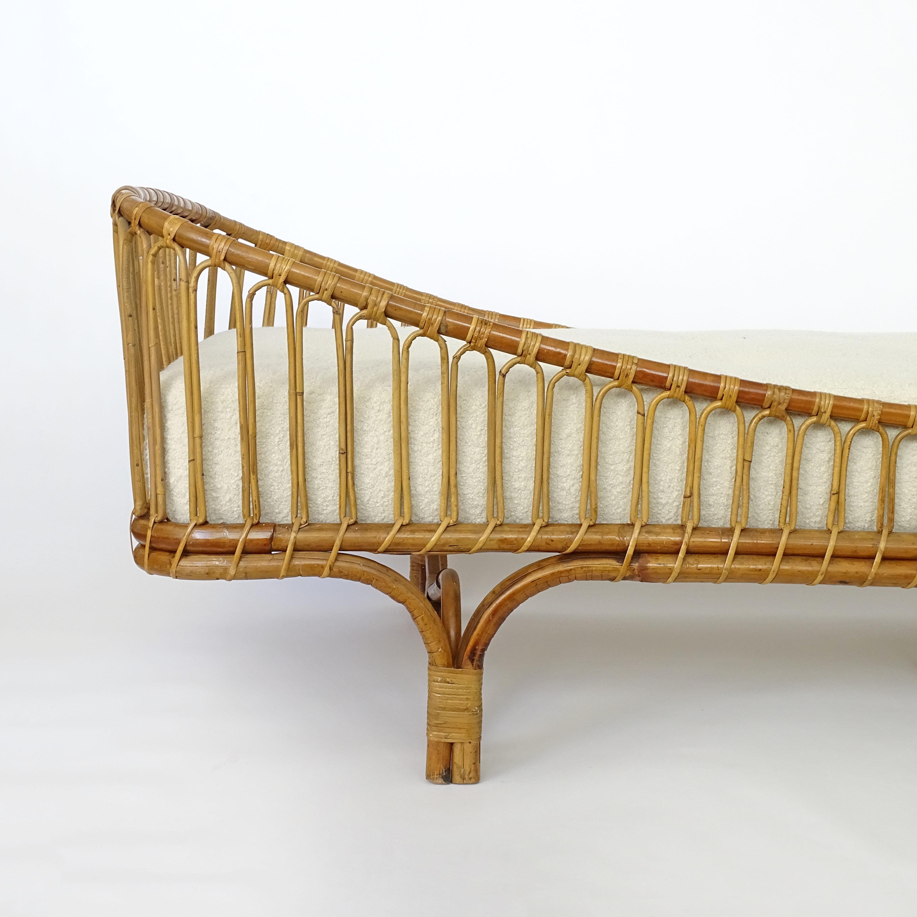 A sublime Architect Mario Cristiani rare daybed in bamboo and wicker for Bonacina, Italy 1964 

We have added a central foot that can be taken off to hold better the structure. see image