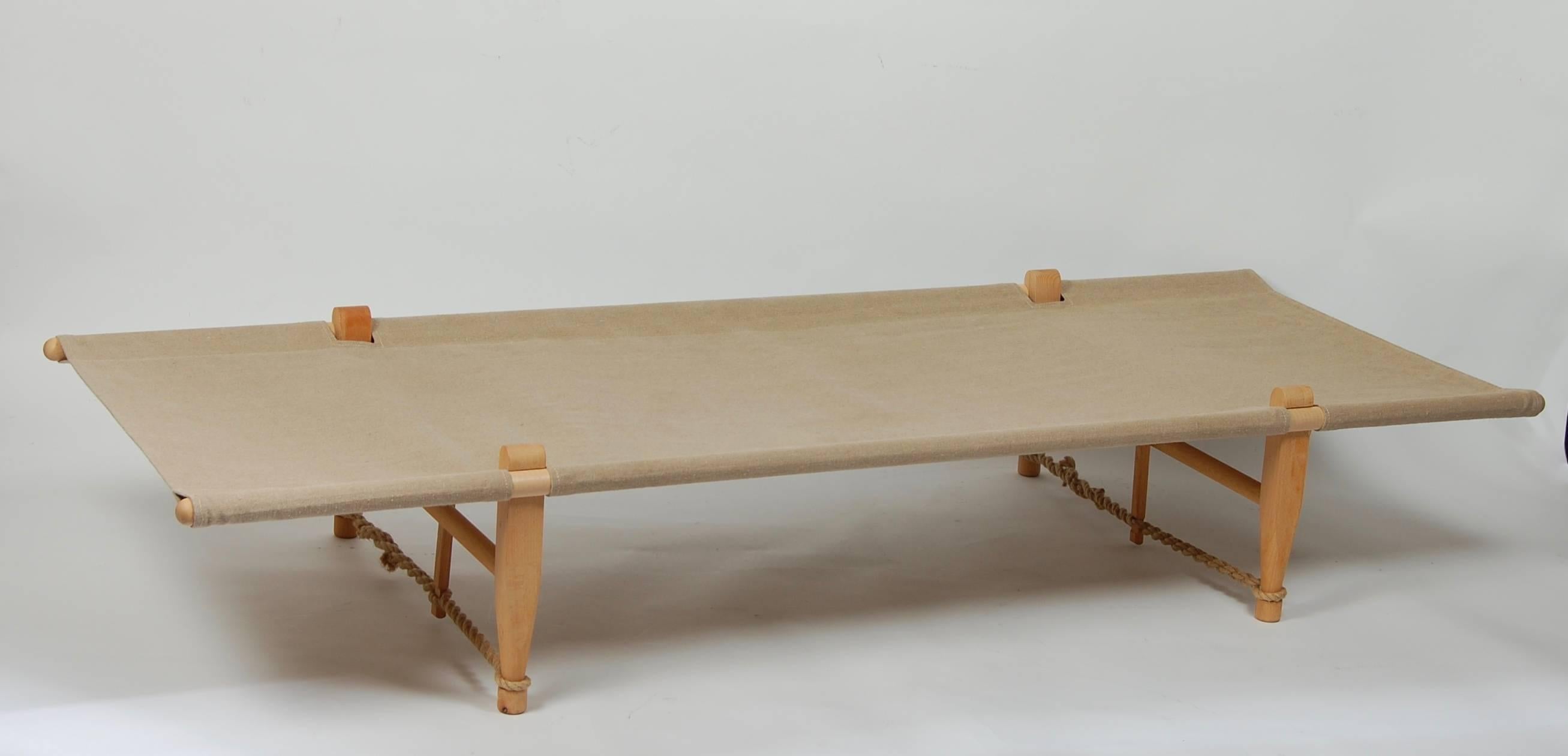 Lit de camp ou lit de jour en toile et bouleau de l'architecte Ole Gjerlov Knudse:: conçu à l'origine pour son fils pour leurs voyages de camping en 1962:: cet exemple est très probablement une production ultérieure. Toile de haute qualité:: cadre