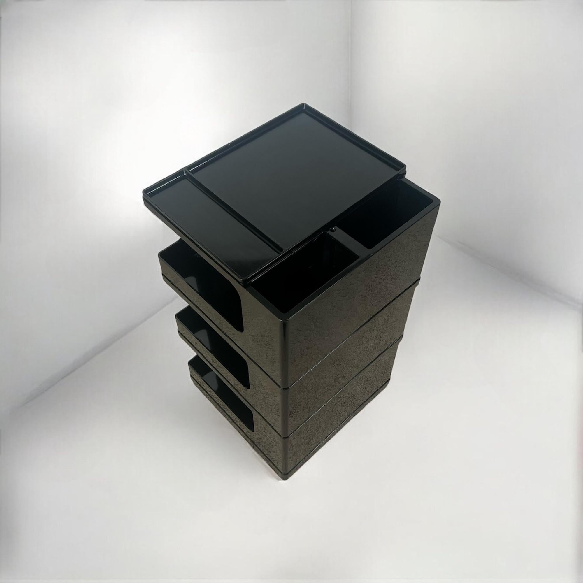 Designed in the 1970s by Giovanni Pelis for Neolt, the 'Stile' architect organiser trolley is a functional asset for professionals and design amateurs alike. This sleek cabinet combines versatility and mobility, featuring multiple compartments,