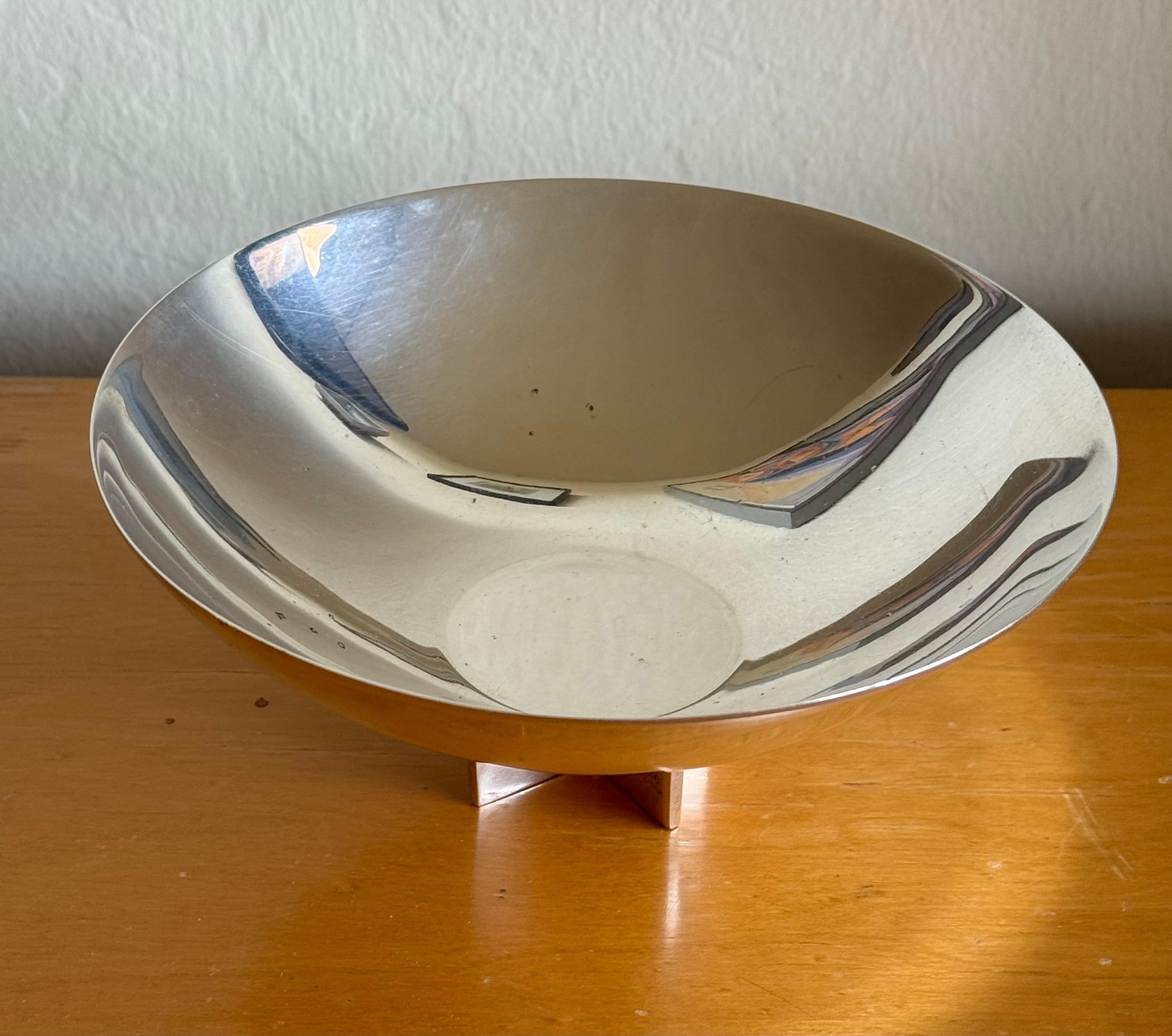 Architect Richard Meier Design  Silverplate Rotating Cross Bowl for Swid Powell (Argentinisch) im Angebot