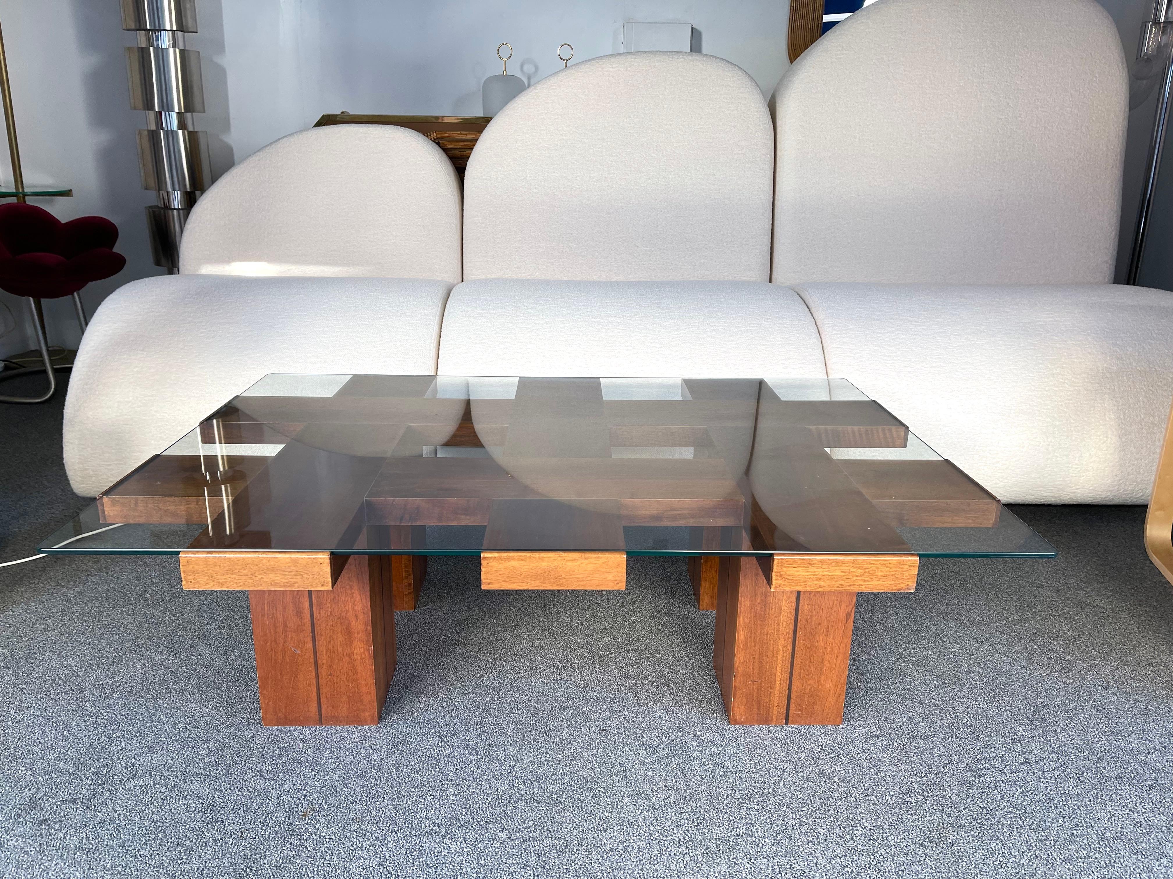 Coffee low cocktail table in wood and glass top. Nice architect work from the 70s. In the mood of Gio Ponti, Gianfranco Frattini, Cassina, Osvaldo Borsani, Joe Colombo, Vico Magistretti, Ico Luisa Parisi, Mario Bellini, Tito Agnoli, Afra Tobia Carlo