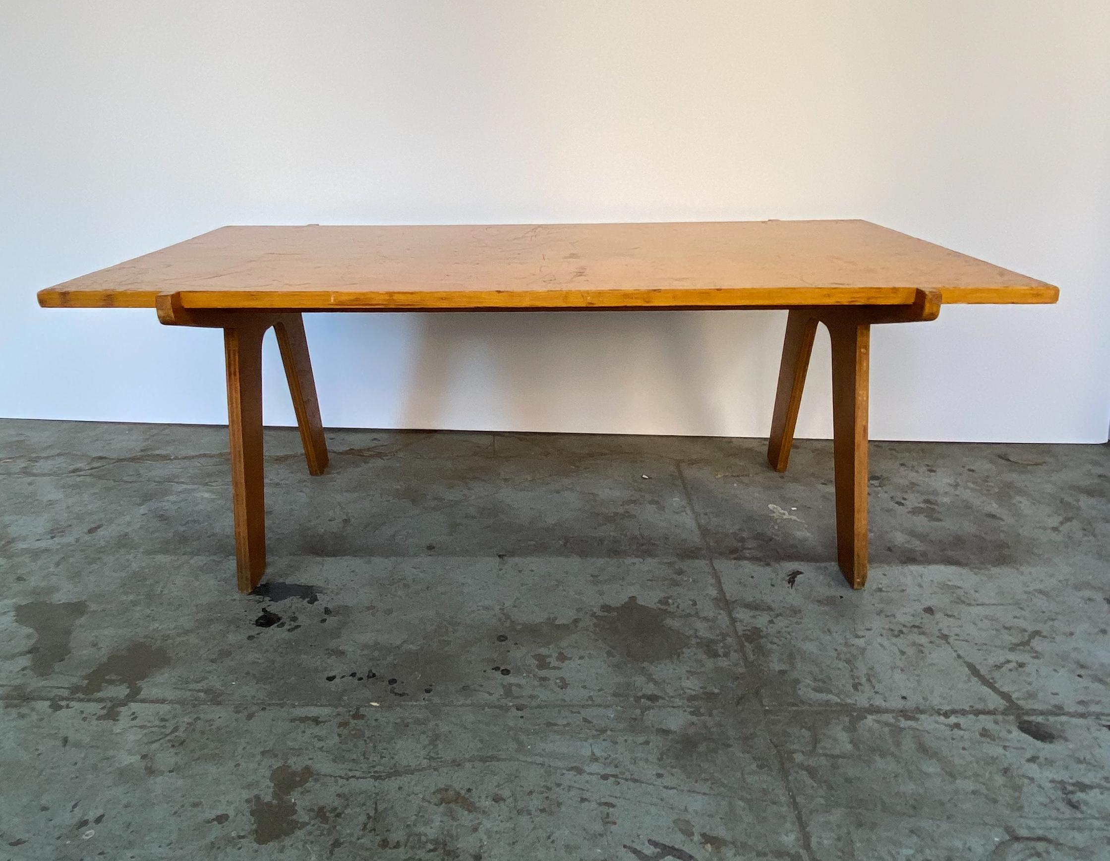 Cocktailtisch aus Sperrholz mit geometrischem Schliff aus der Mitte des Jahrhunderts (amerikanisch) im Angebot