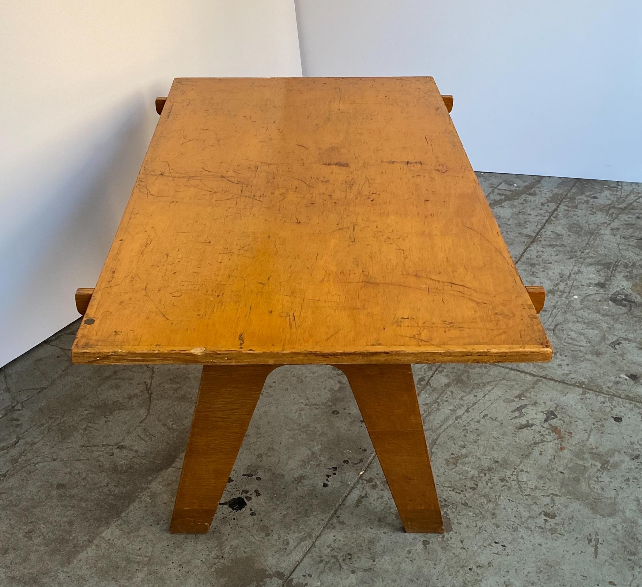 Cocktailtisch aus Sperrholz mit geometrischem Schliff aus der Mitte des Jahrhunderts im Zustand „Relativ gut“ im Angebot in New York, NY