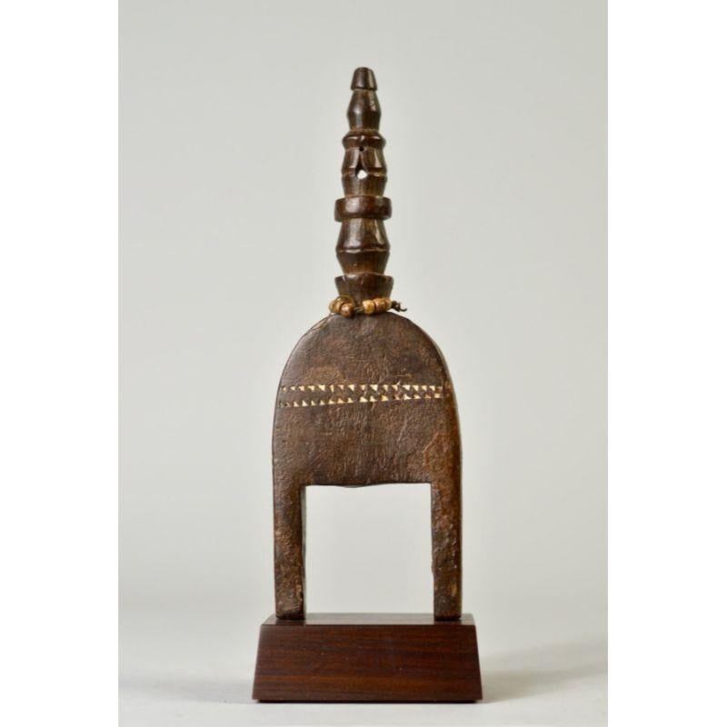 Ivorian Architectonic Kulango Pulley with a Tall Finial in Wood For Sale