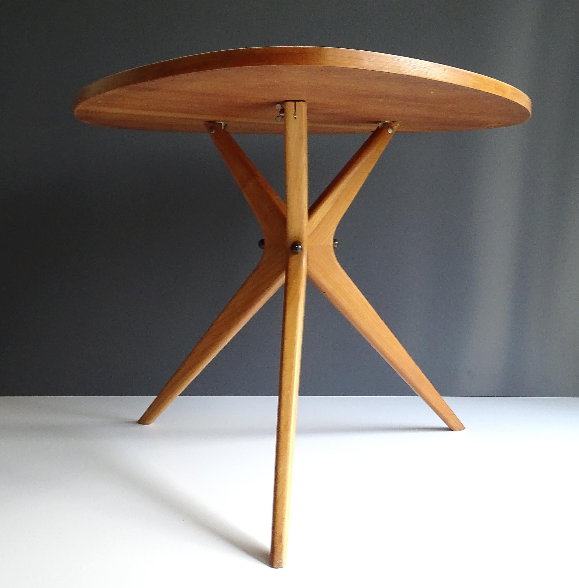 Side table manufactured circa 1953 by Wilhelm Renz, tripod base. Solid birch and triangular shaped white laminated top with rounded corners, the plate has a very slight convex shape. The table will be disassembled for shipping.
Dimensions:
Height