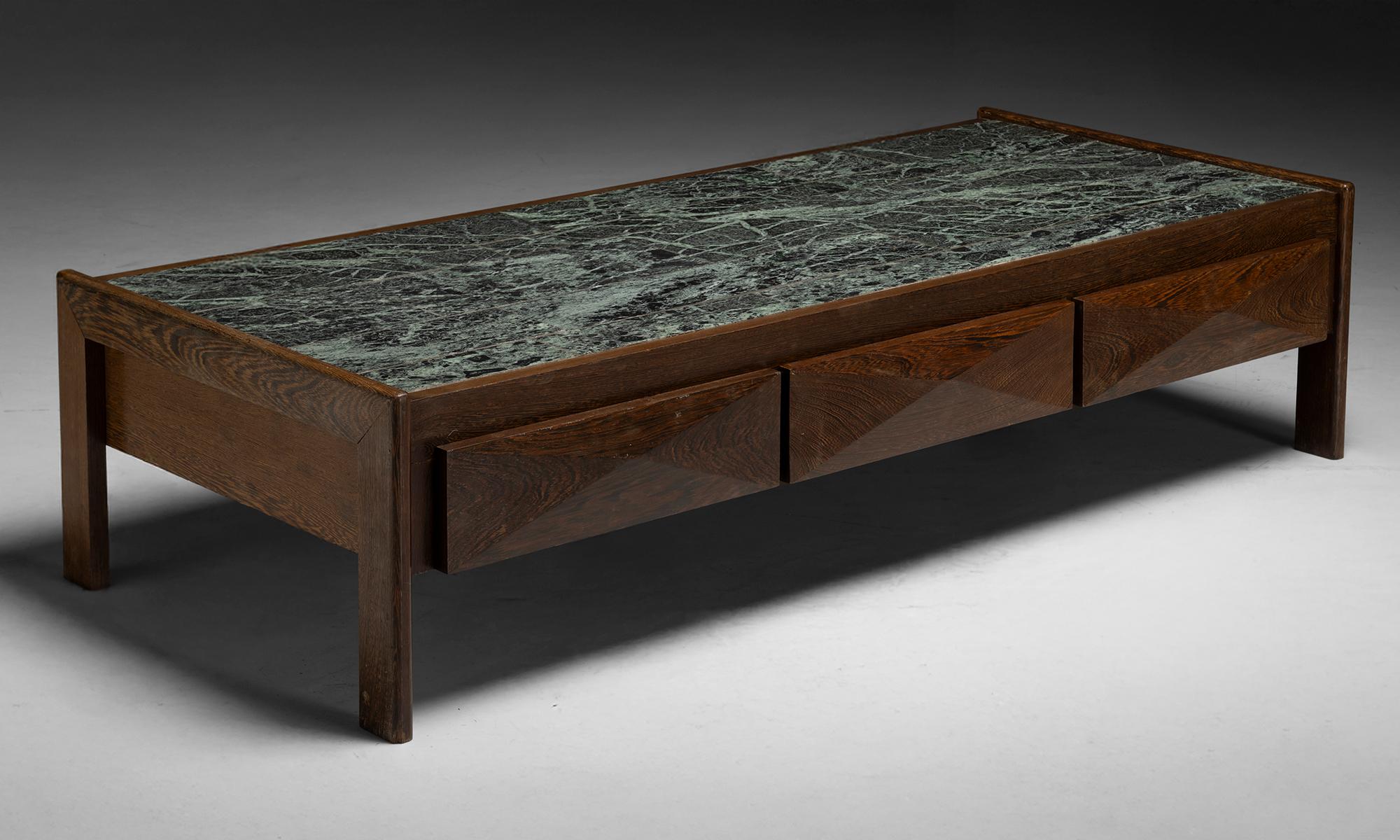 Frankreich, 1970
Gefertigt aus Wenge mit grünem Marmoreinsatz.
70 