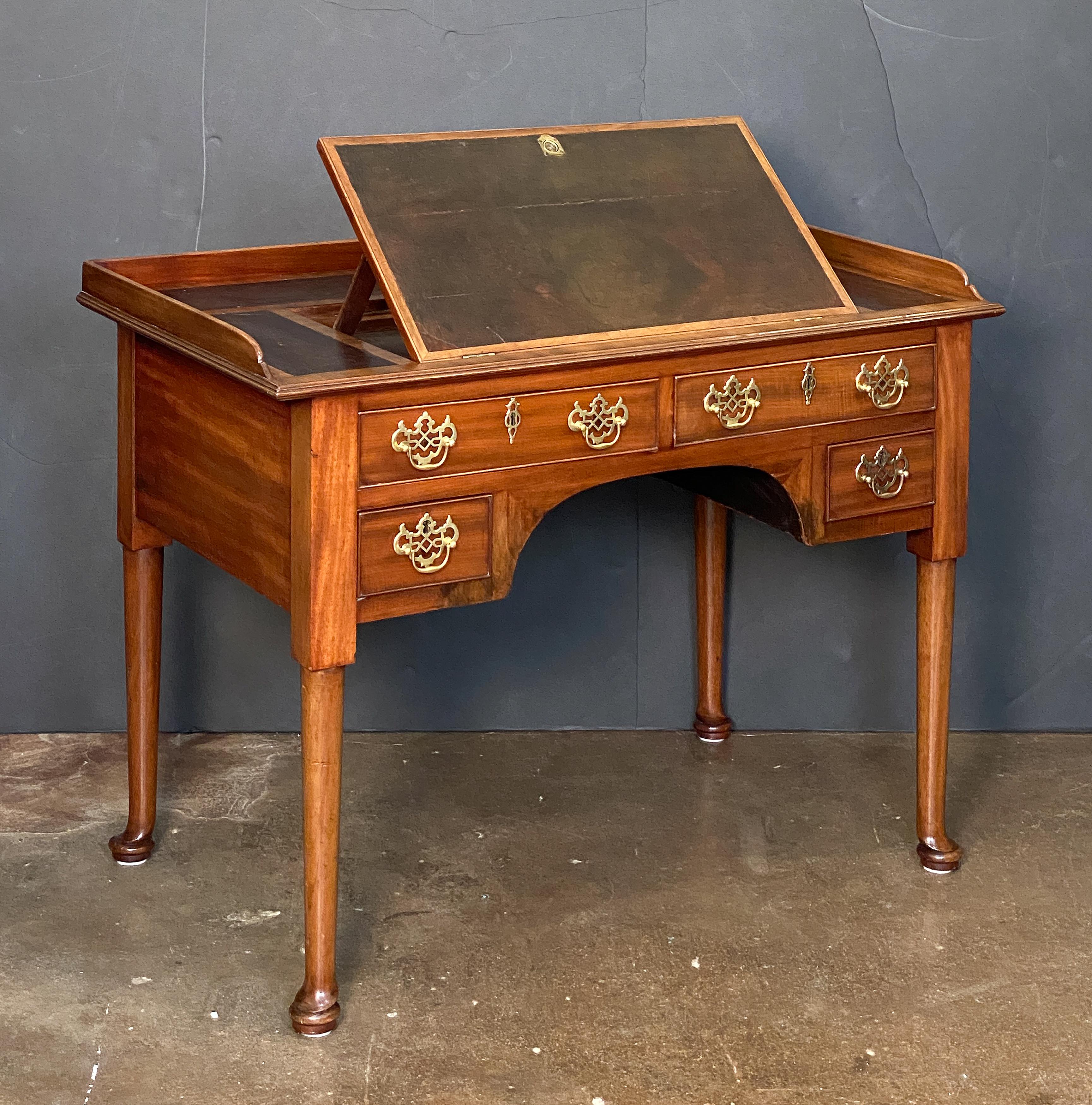 Un beau bureau d'architecte anglais ou table de bibliothèque (ou table à dessin) de la fin de l'époque géorgienne, avec un plateau en acajou mouluré et une surface d'écriture ou de dessin en cuir gaufré, avec une pente encastrée ou un présentoir et