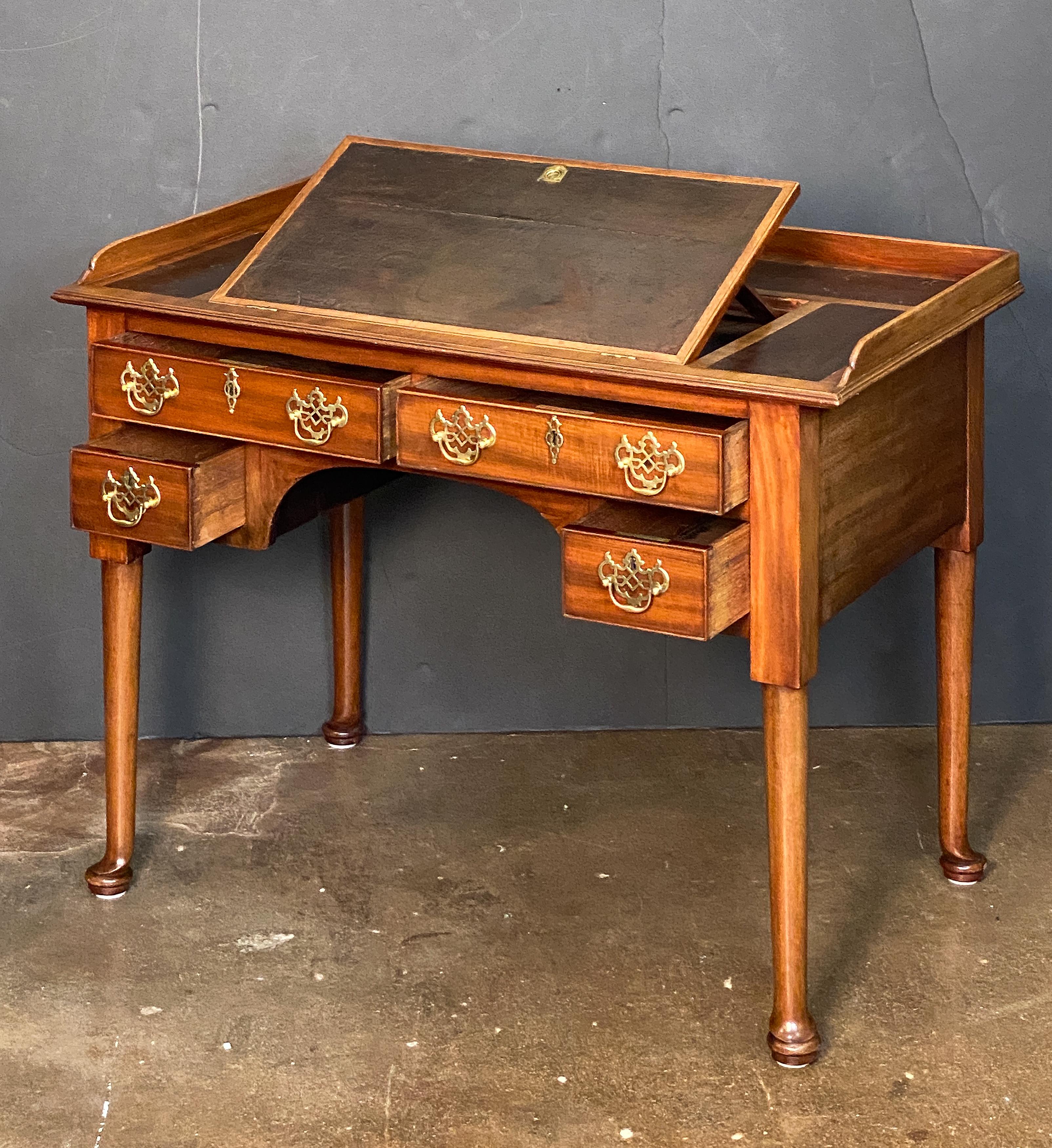 Embossé Bureau d'architecte et table à écrire en acajou de la fin de l'époque géorgienne en Angleterre en vente