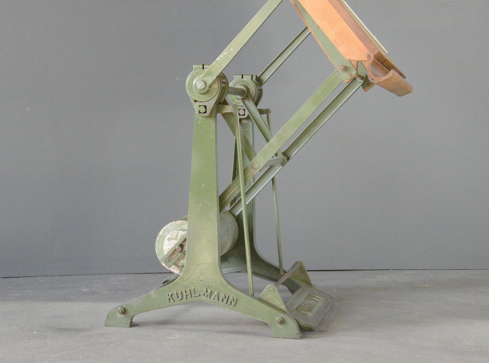Tavola da disegno per architetti di Kuhlmann, anni '50 circa

- Base articolata in ghisa
- Regolabile in altezza e orientabile 
- Tavola di pino
- Realizzato da Franz Kuhlmann
- Tedesco ~ Anni '50
- 150 cm di larghezza x 80 cm di profondità x 178 cm