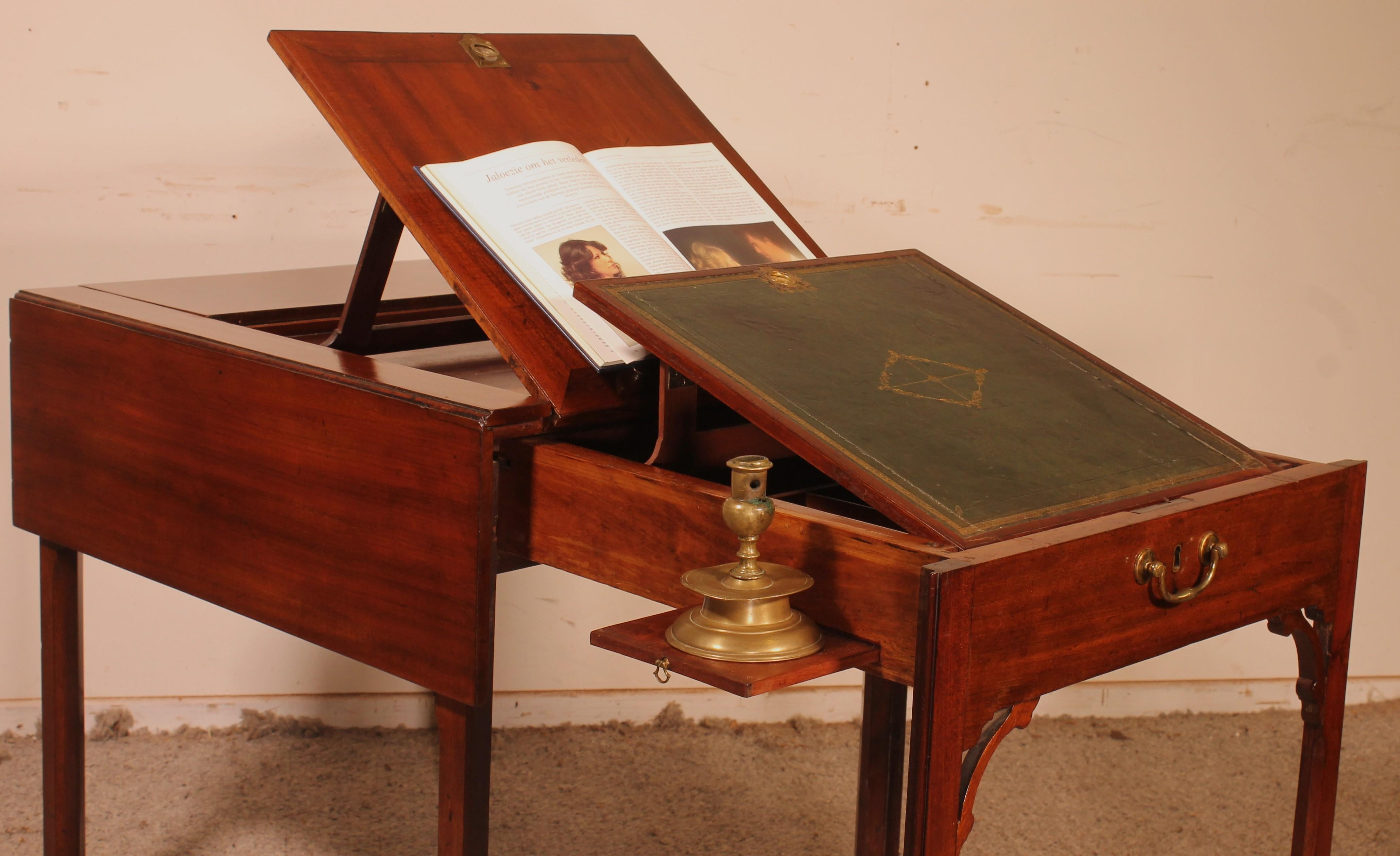 Superbe et rare table d'architecte avec mécanisme du 18ème siècle vers 1760 dans le style Chippendale et d'époque en acajou.

 le dessus du chevalet, articulé, avec un rebord articulé pour les livres. Cela vous permet d'ajuster la hauteur pour