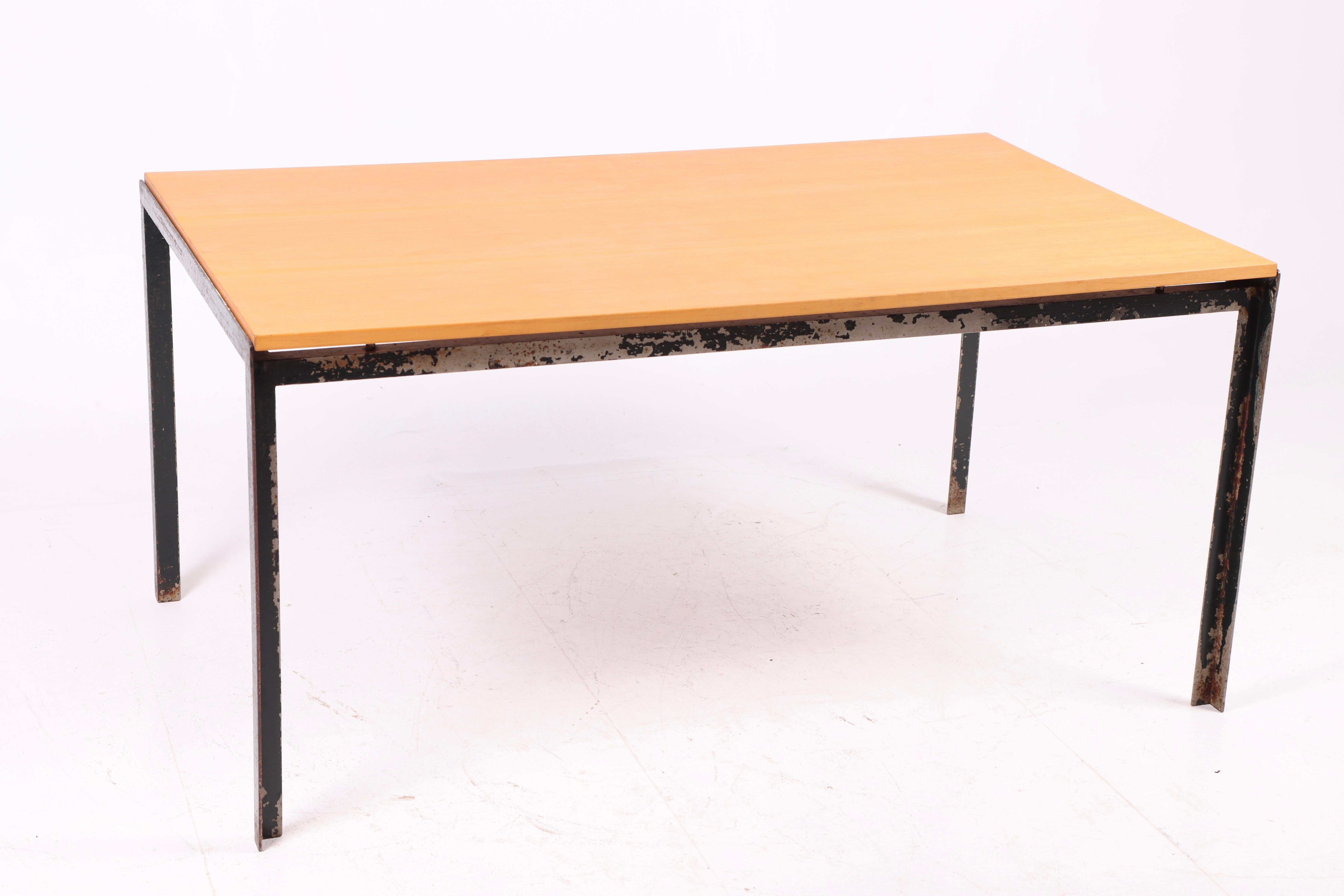 Tavolo da lavoro da architetto di grande effetto, con piano in pino e struttura in metallo laccato patinato. Progettato da Poul Kjærholm nel 1956 per la scuola di architettura danese di Copenaghen. Realizzato da Rud Rasmussen Cabinetmakers Denmark.
 