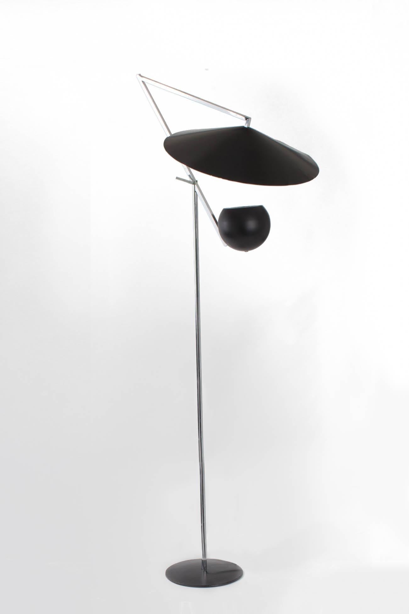 Robert Sonneman (b. 1943)

Bold, graphic articulated floor lamp with adjustable head in nickel and painted metal, by modern light master Robert Sonneman.
