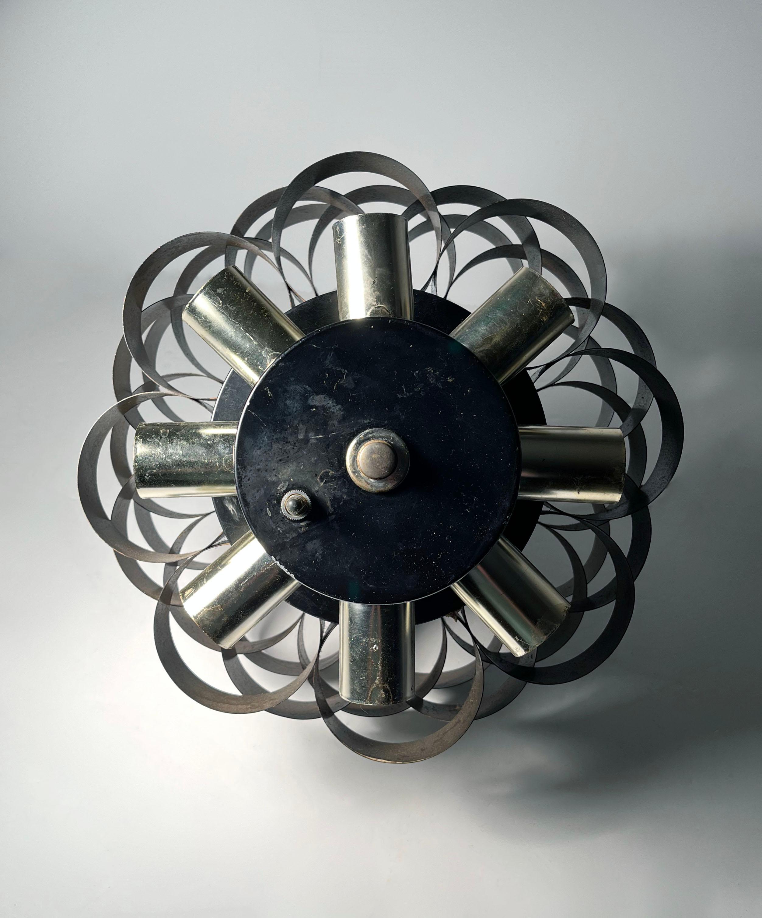 Italiano Architettonico  Lampadario a sospensione a nastri d'acciaio anni '70 di Gaetano Sciolari in vendita